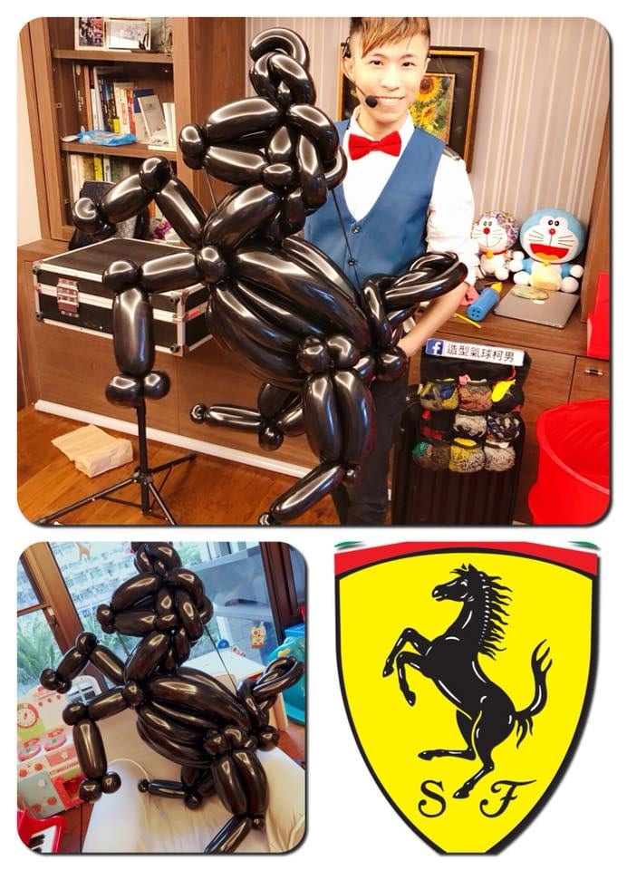 柯男在居家生日派對拿著黑色躍馬造型氣球，下方對照法拉利黃色盾牌躍馬標誌