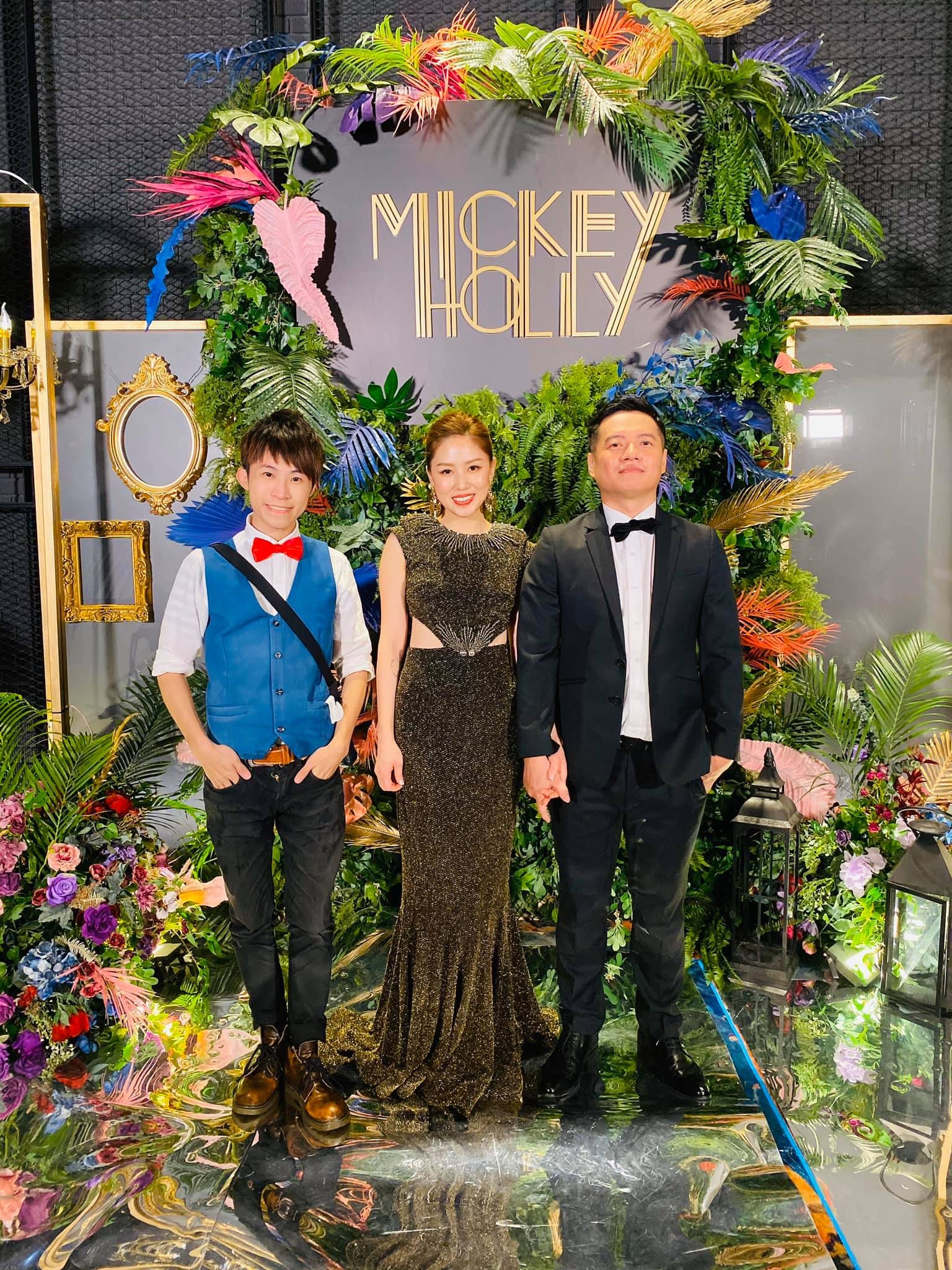 高雄婚宴 MICKEY HOLLY 花藝背板前，新人和穿藍背心的氣球達人合照