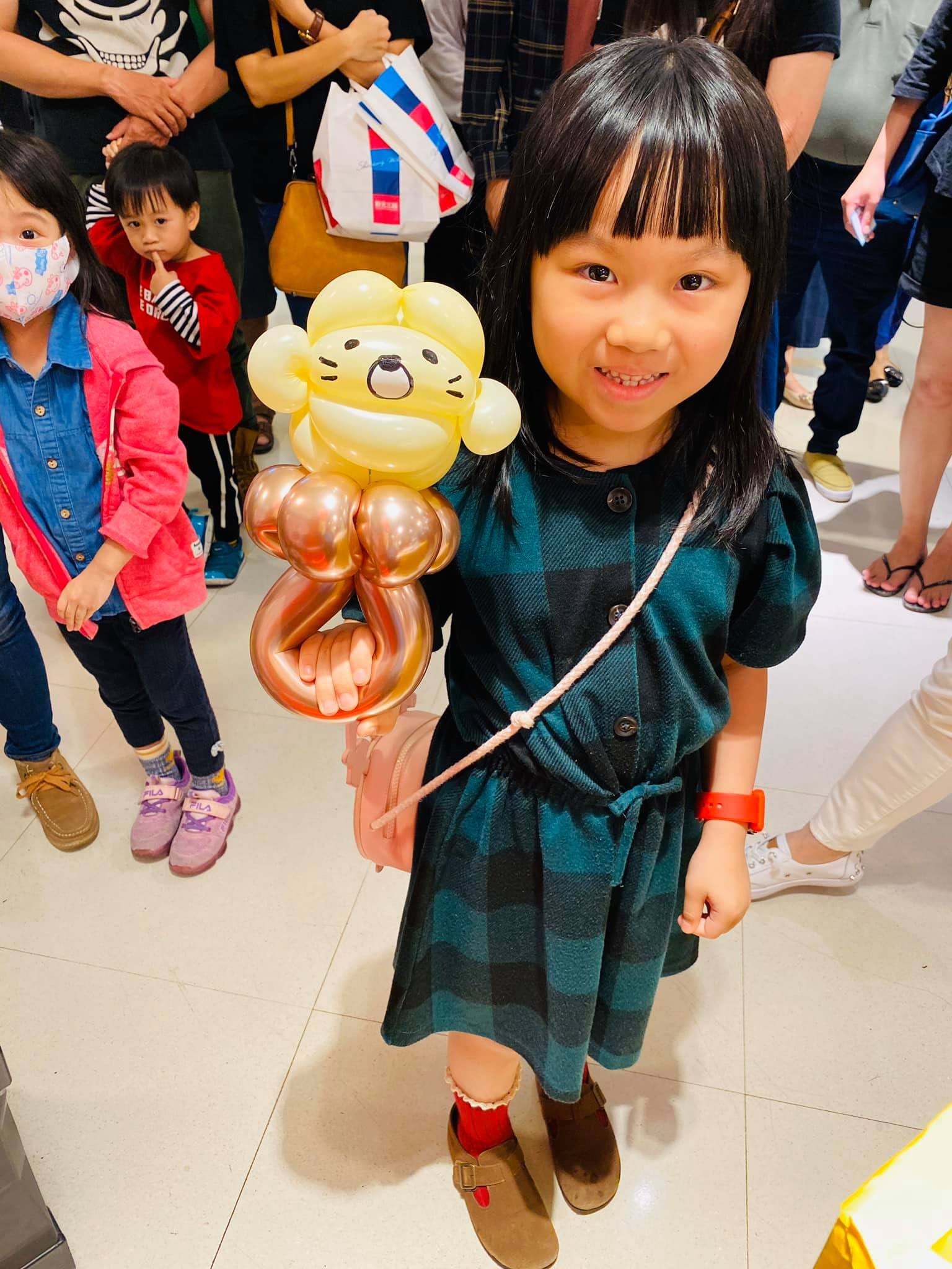 小女孩拿著白色貓咪與玫瑰金數字造型氣球