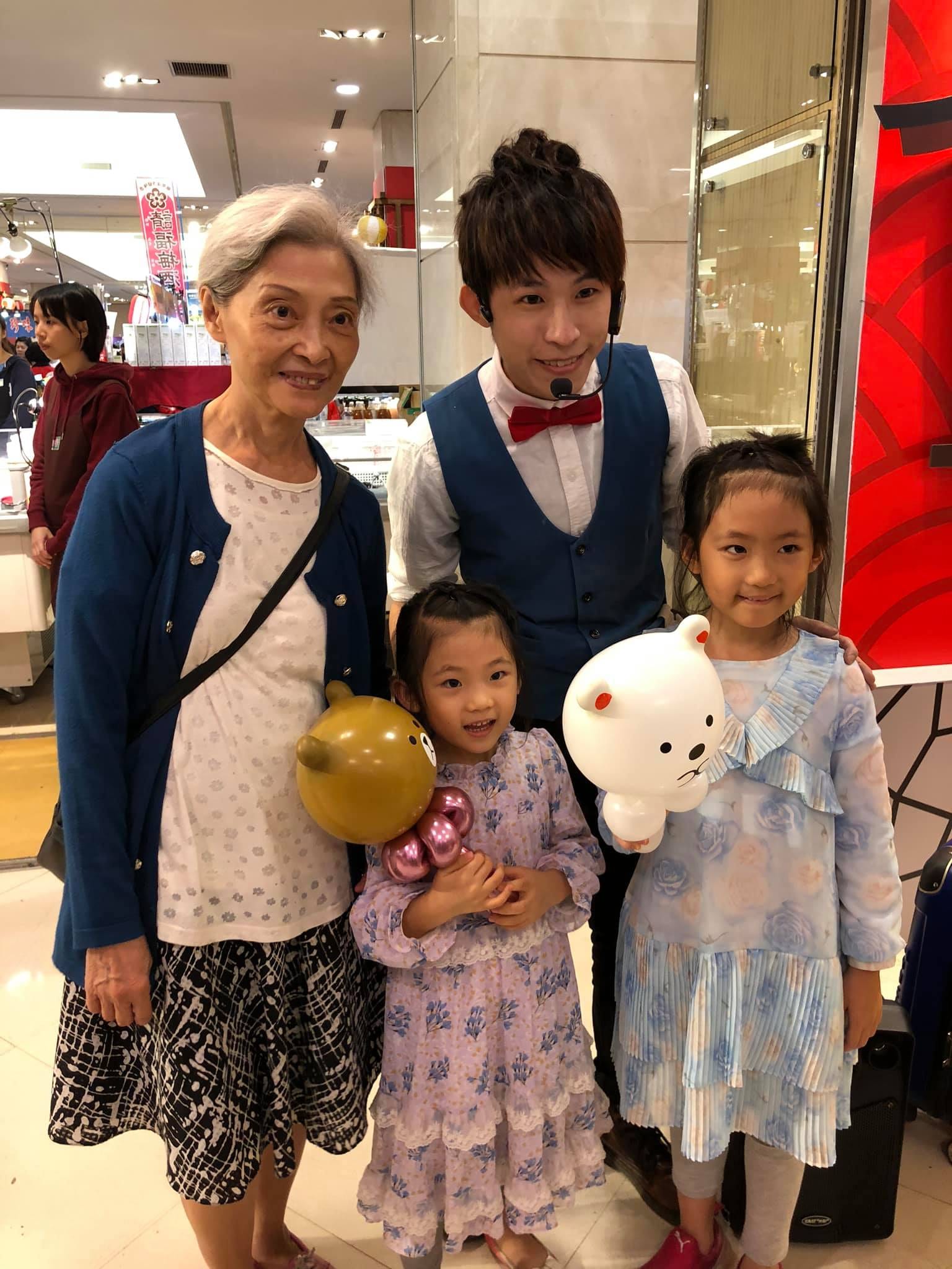 奶奶和兩個孫女拿著白色小熊與金色造型氣球和我合照