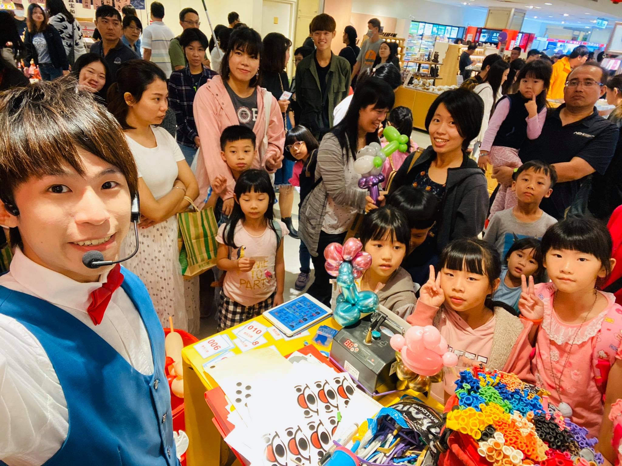 台南新光三越新天地日本展,我在折氣球攤位前自拍,後方孩子排隊