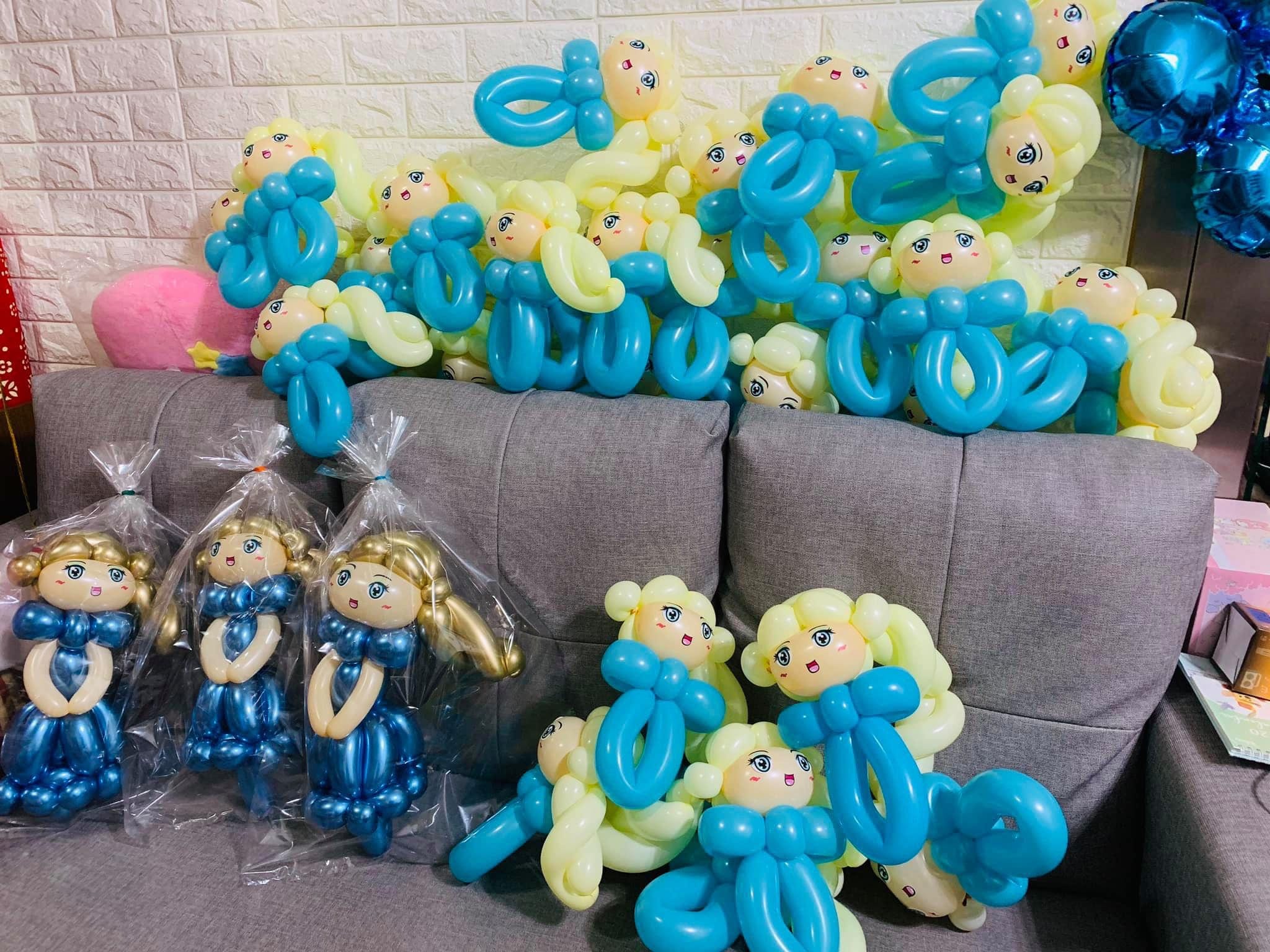 沙發上整排的艾莎造型氣球,前面幾隻已經裝進透明袋