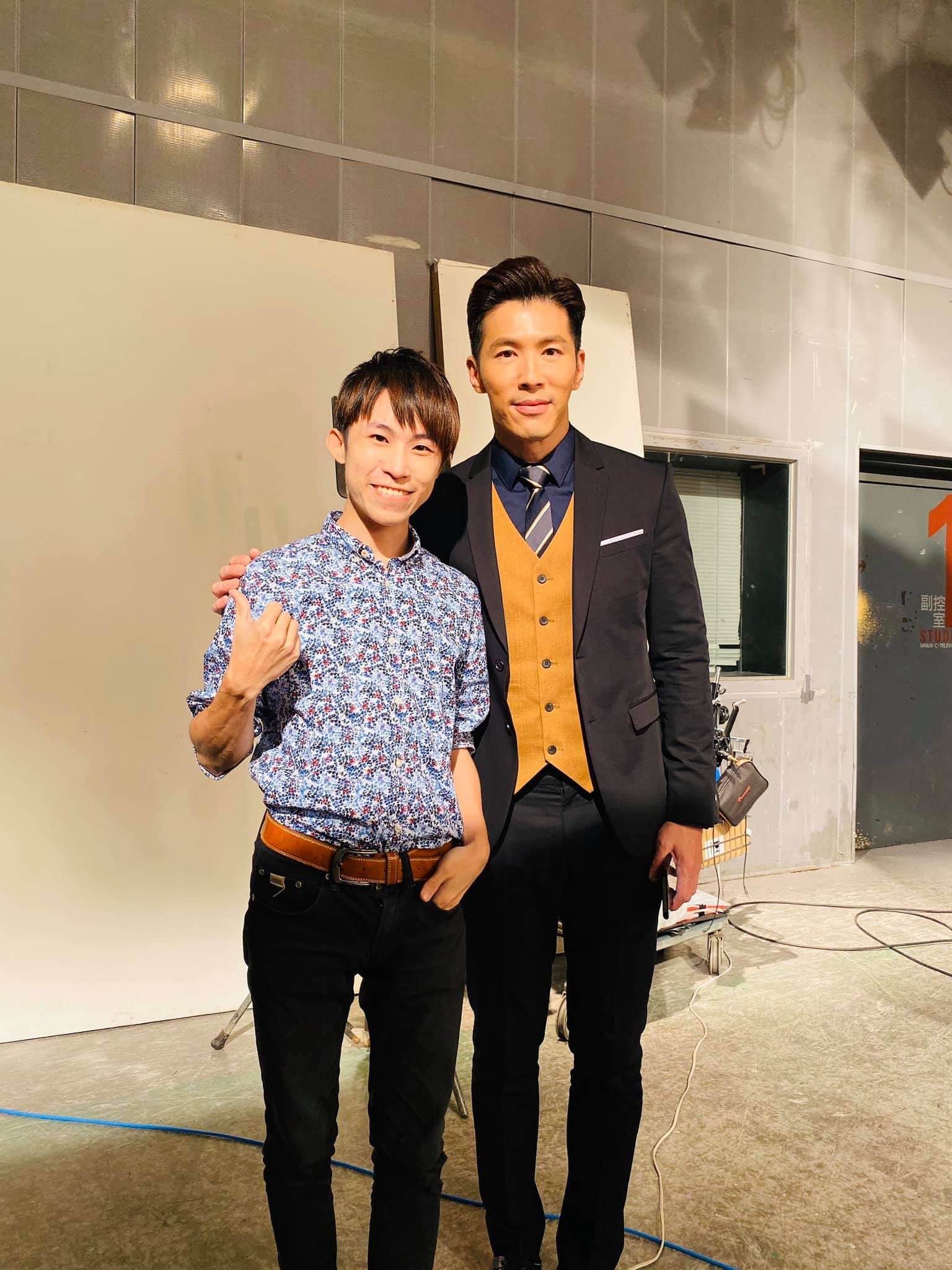 攝影棚裡,我和一位穿西裝背心的男演員合照