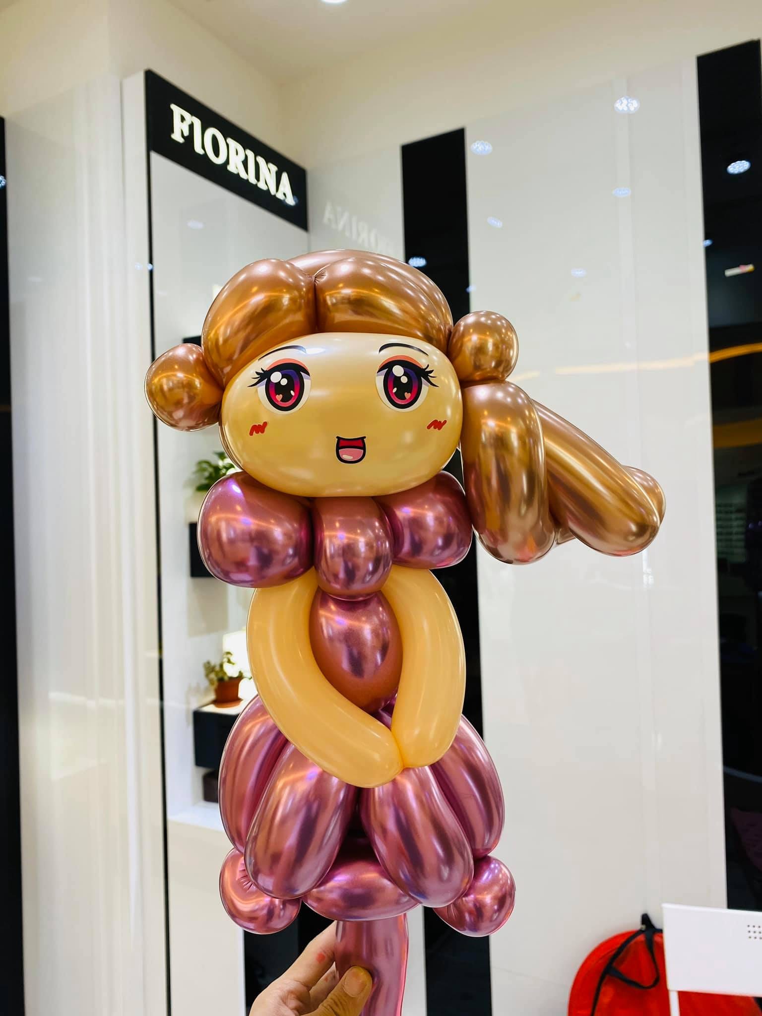 FIORINA 招牌前,金屬色長髮女孩造型氣球
