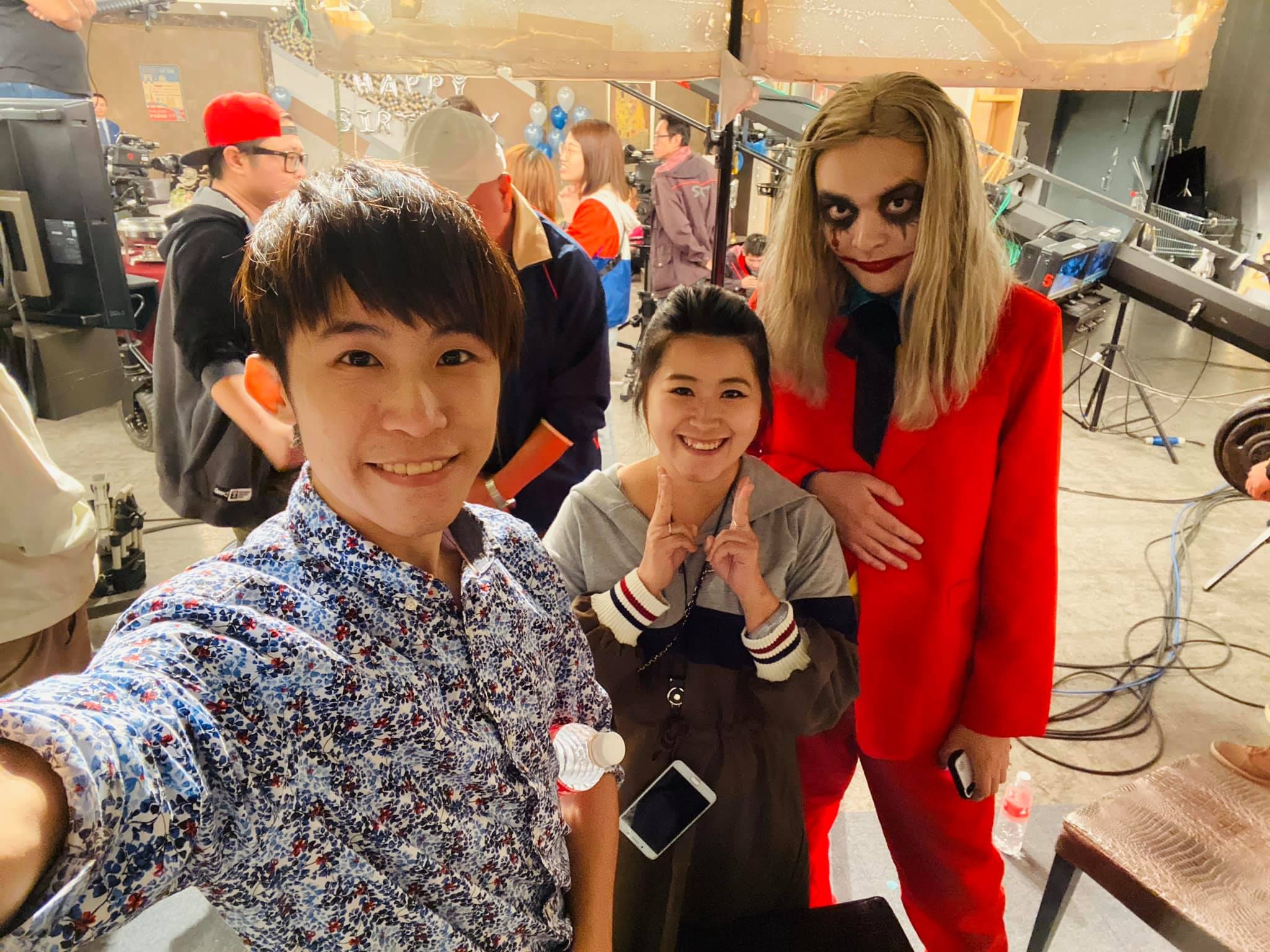 拍攝現場,我和一位女生與小丑 Jeff 自拍