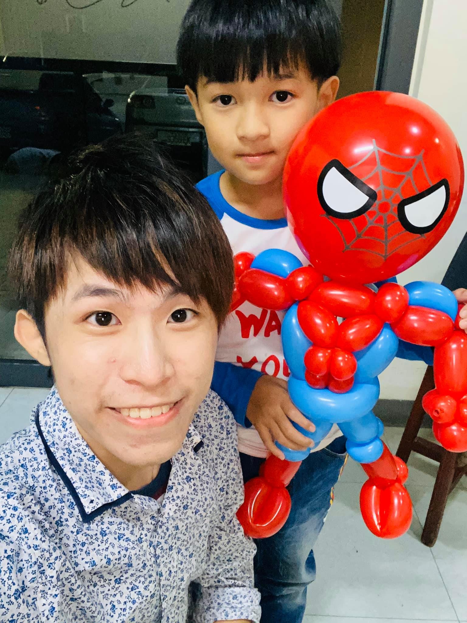 我和抱著蜘蛛人造型氣球的男孩自拍
