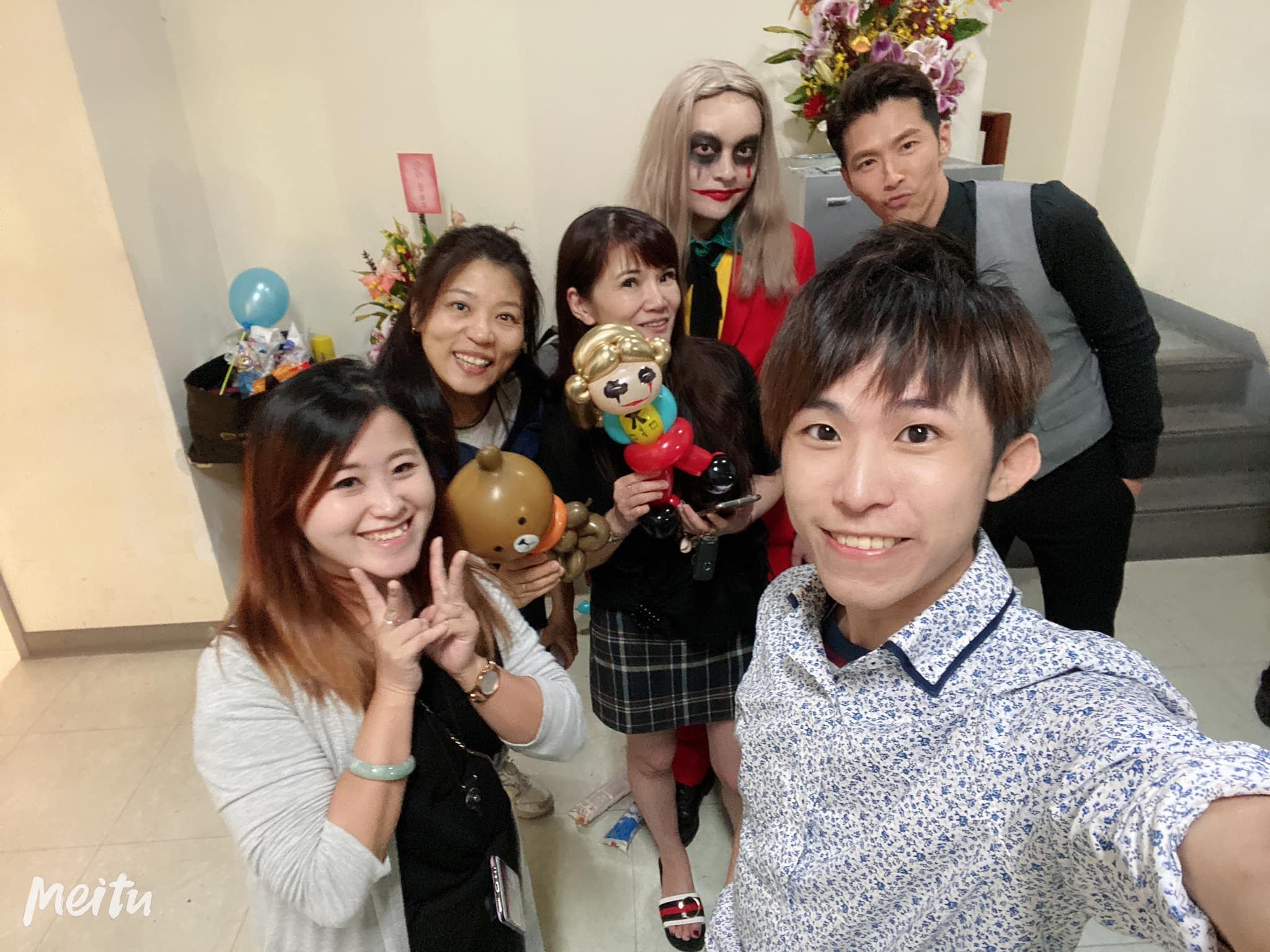 我和劇組人員、小丑 Jeff 自拍,大家手上拿著氣球娃娃