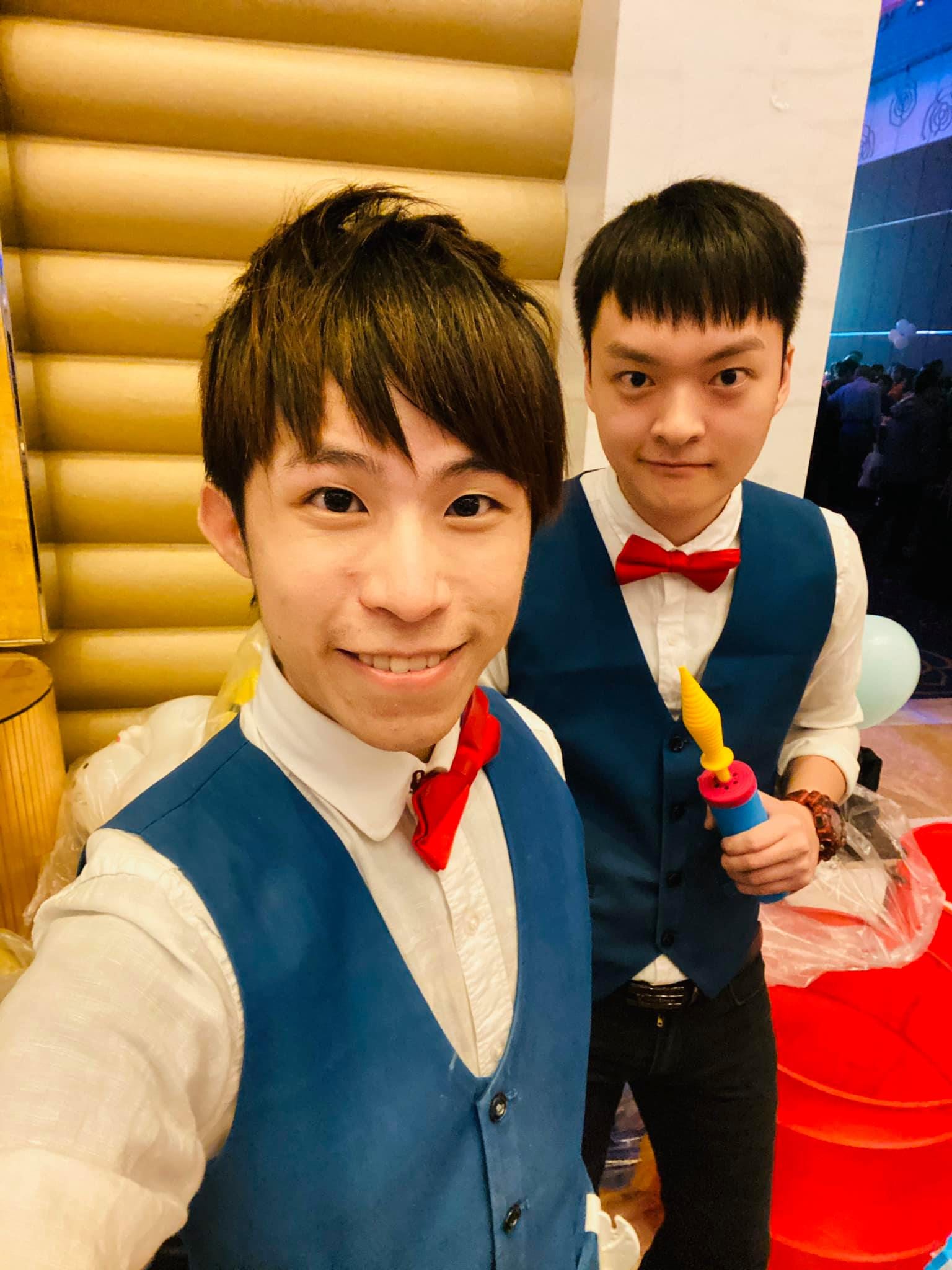 我和穿同款背心、紅領結的夥伴 Jeff 自拍