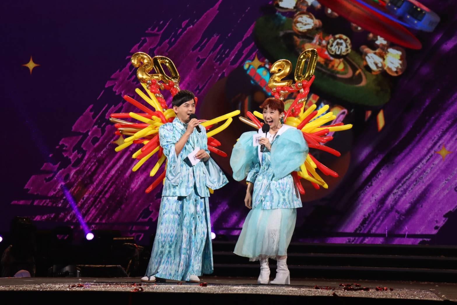 黃子佼與Lulu背著紅金色2020氣球站上台北跨年晚會舞台