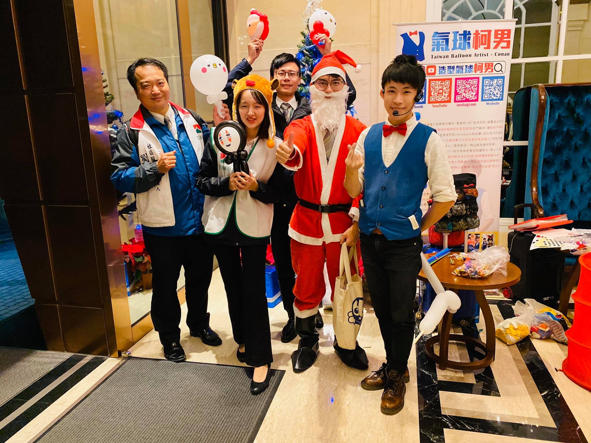 社區聖誕活動，我和扮成聖誕老人的大朋友及現場來賓合照