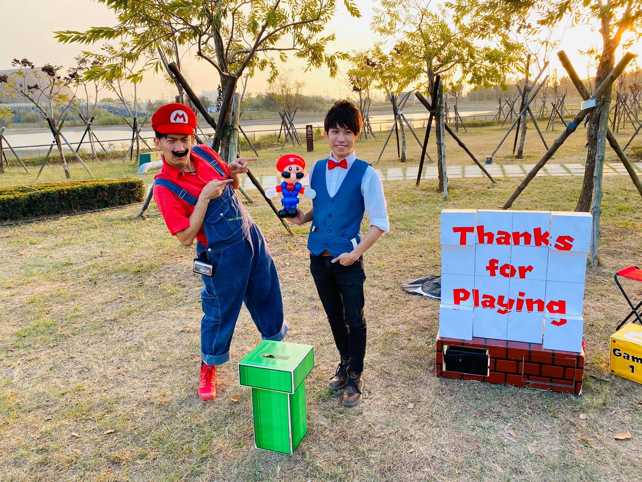 扮成瑪利歐的街頭藝人和我合照，旁邊是 Thanks for Playing 看板