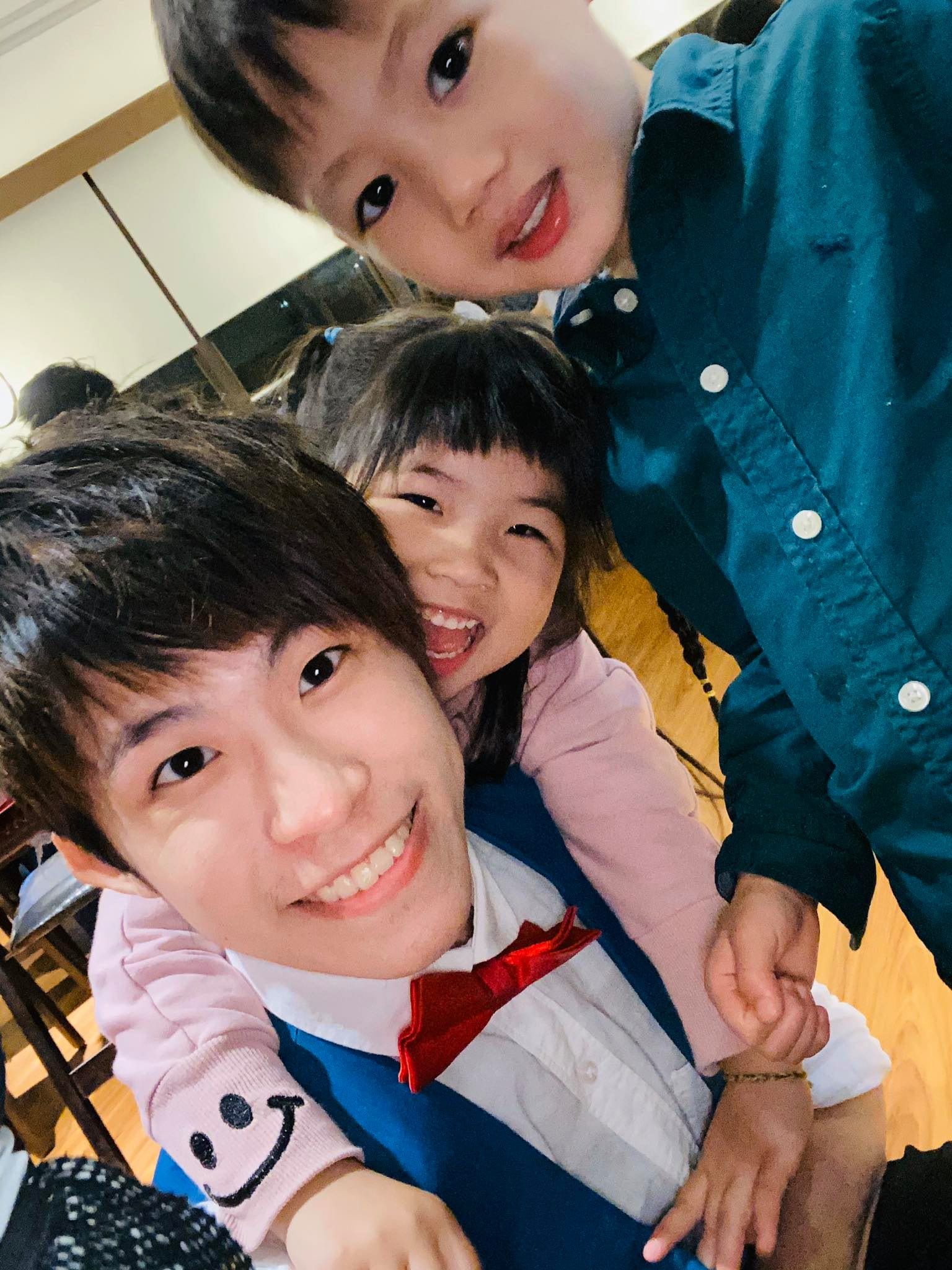 我和兩個孩子自拍,小妹妹從後面抱住我