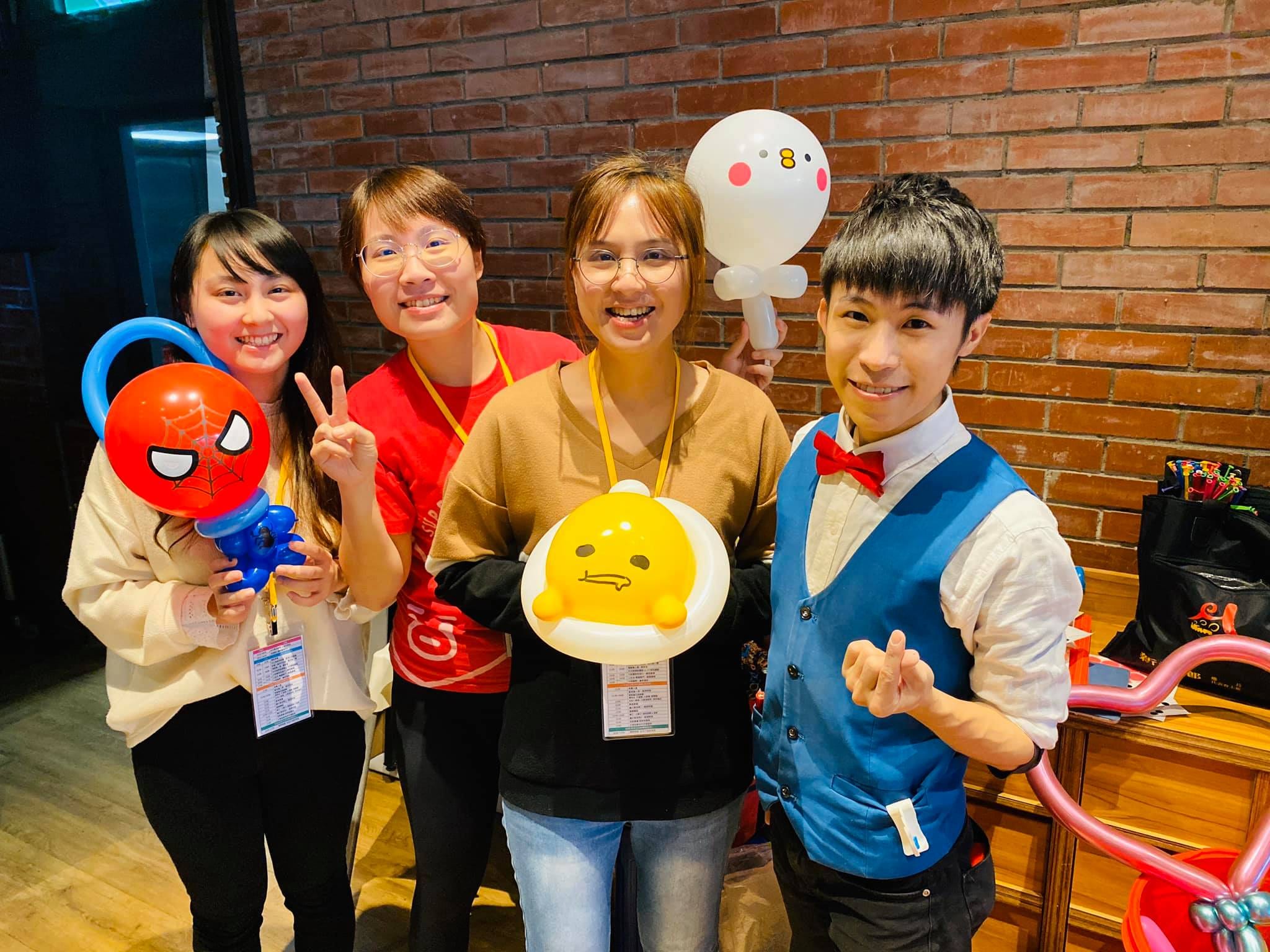 三位媽媽拿著蜘蛛人、蛋黃哥與白色小鳥造型氣球和我合照