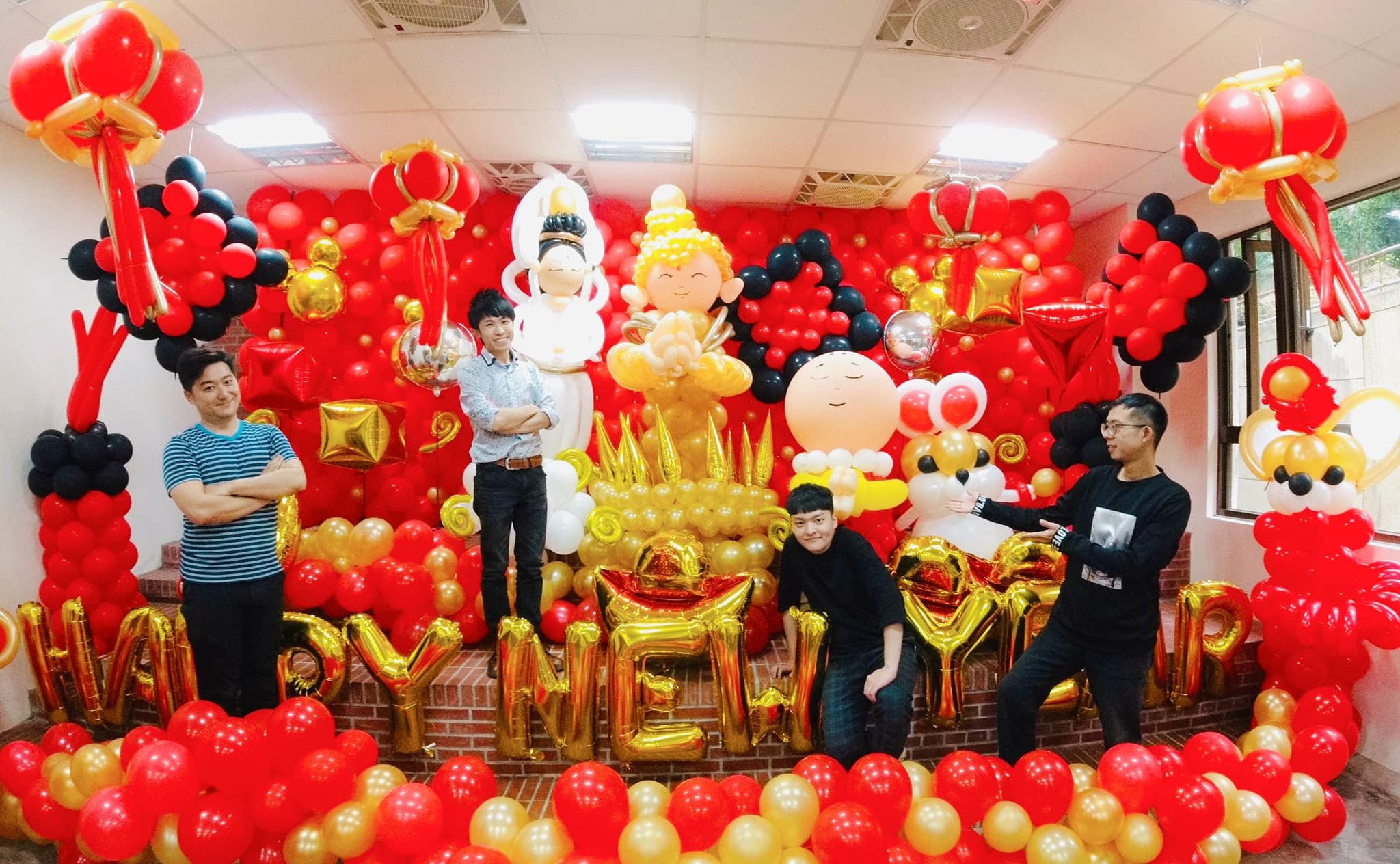 佈置完成後,四位氣球師在紅燈籠與金色字母氣球前合照