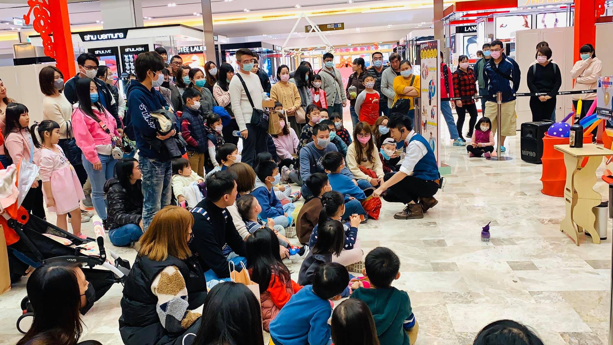 南紡購物中心一樓中庭，觀眾席地而坐看魔術表演