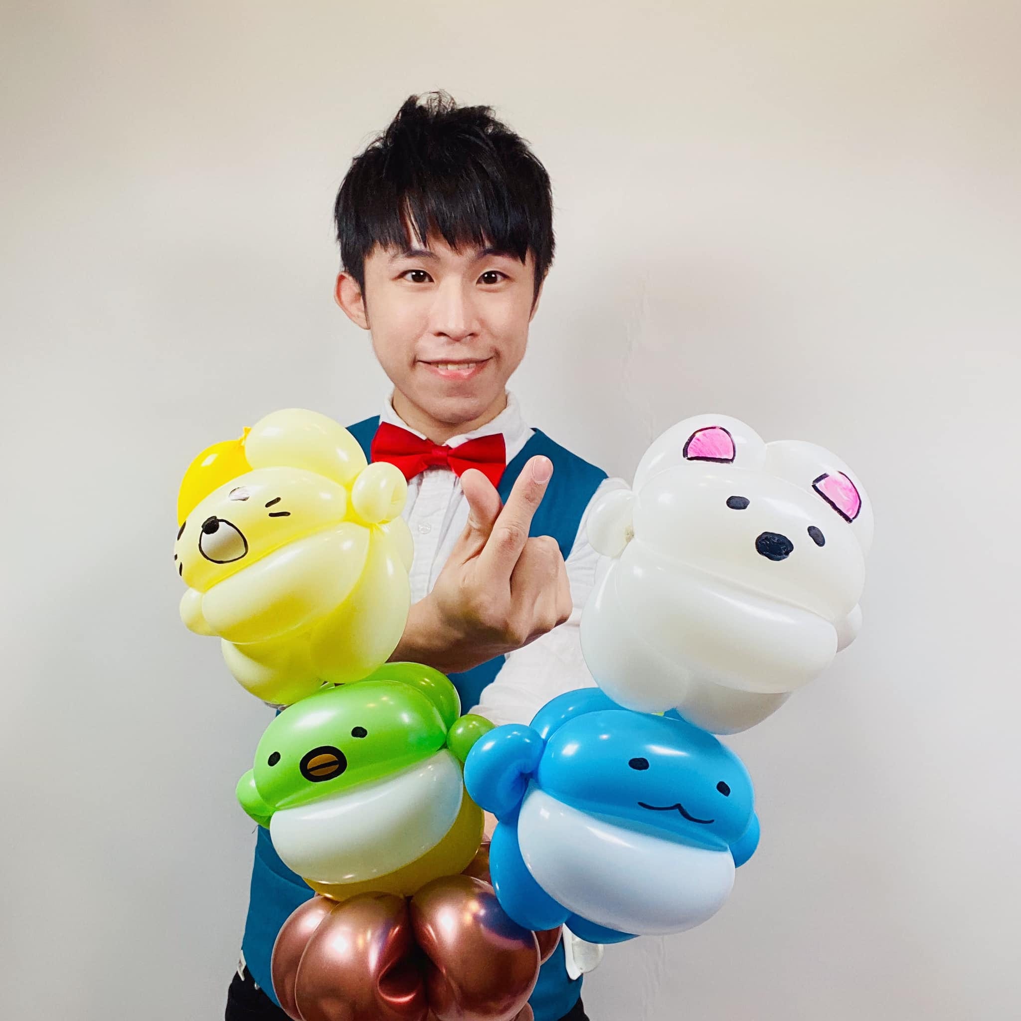 4 月作品照：我把四隻角落小夥伴氣球疊在玫瑰金底座上合照