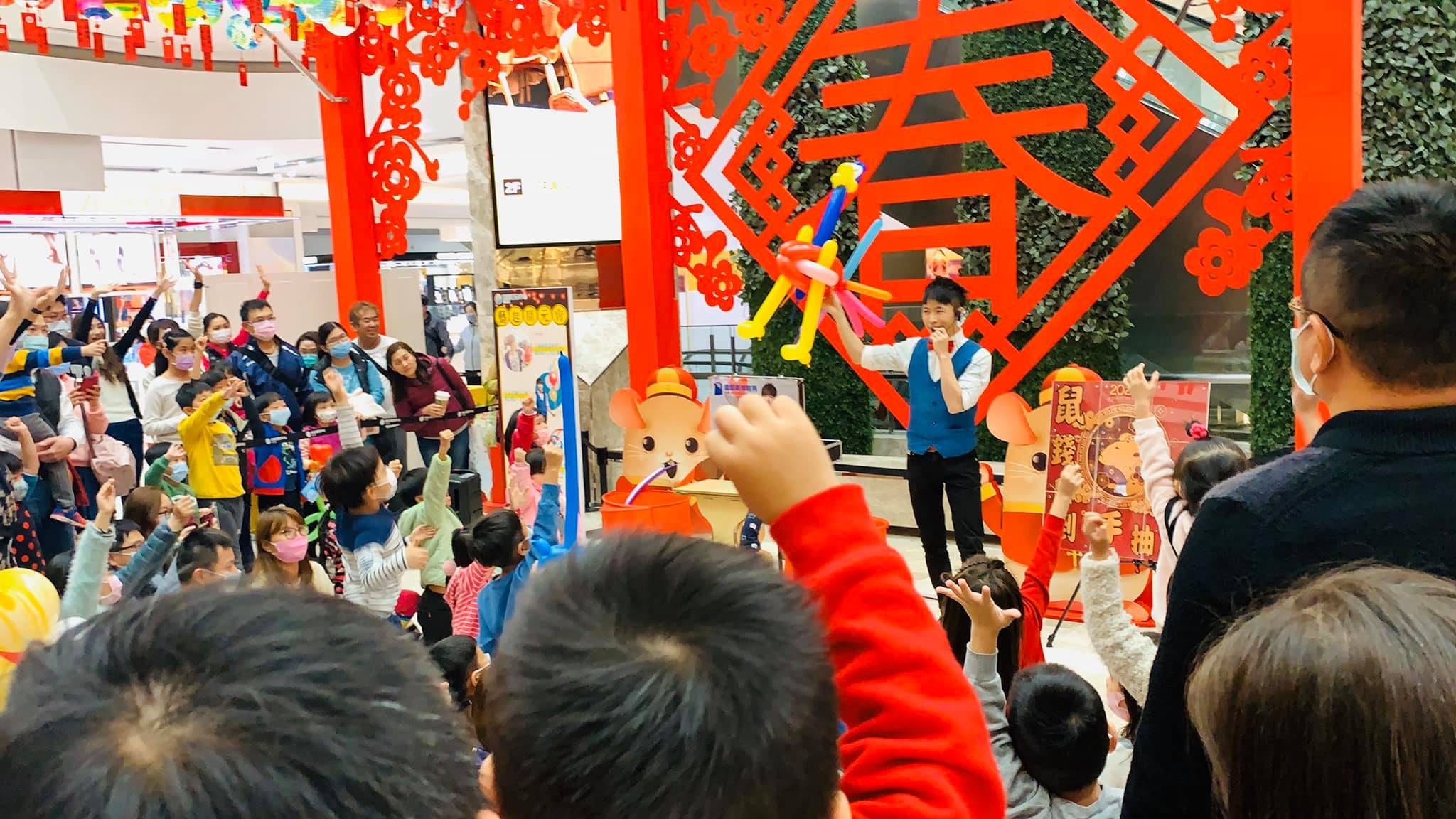 春字窗花佈置前，孩子們舉手搶著上台當魔術助手