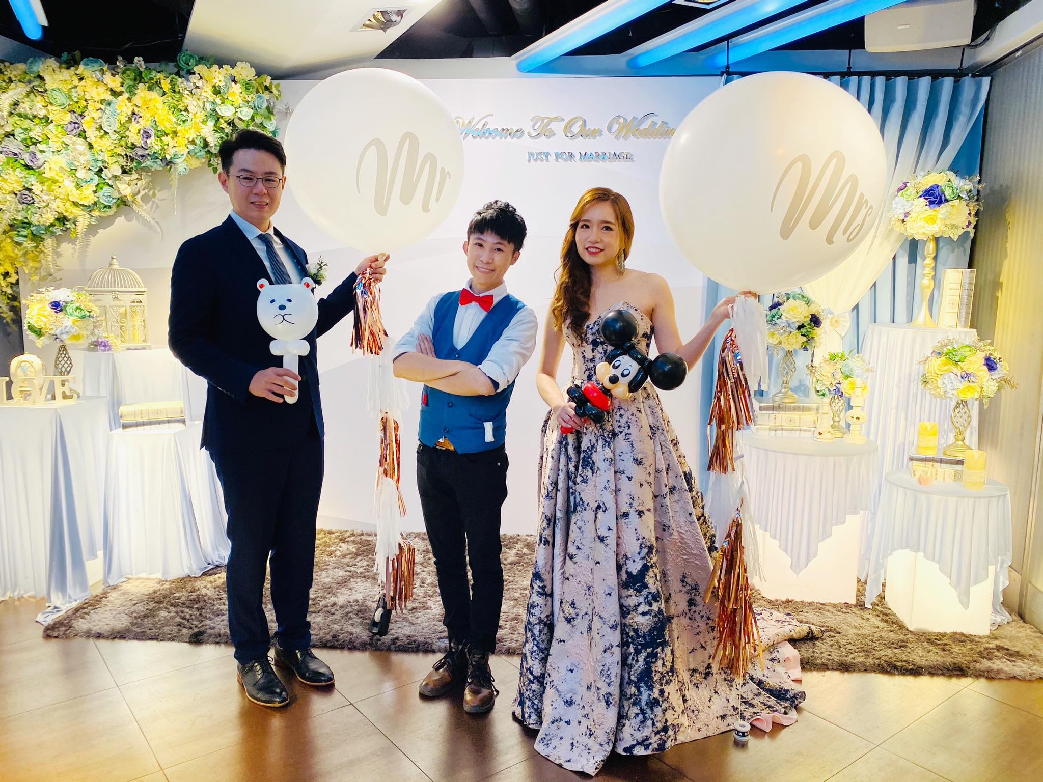 台中婚禮午宴舞台，新郎新娘與我站在兩顆 36 吋 Mr、Mrs 白色空飄氣球中間