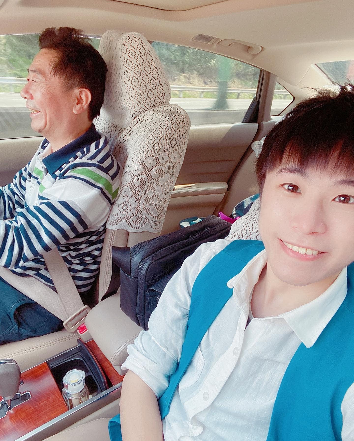 前往竹北的車上，柯爹握著方向盤，我在副駕駛座自拍