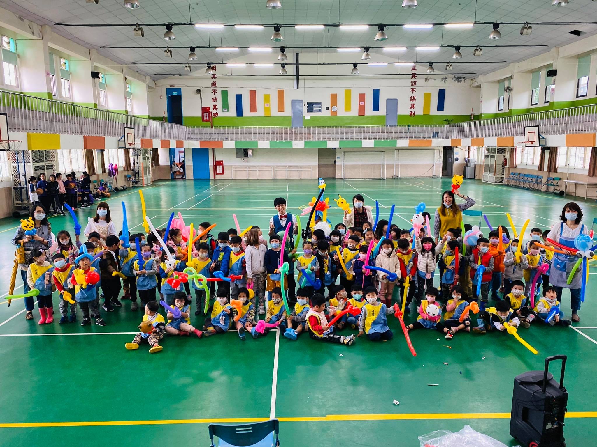 台北木柵幼兒園室內球場，全園小朋友拿著造型氣球大合照