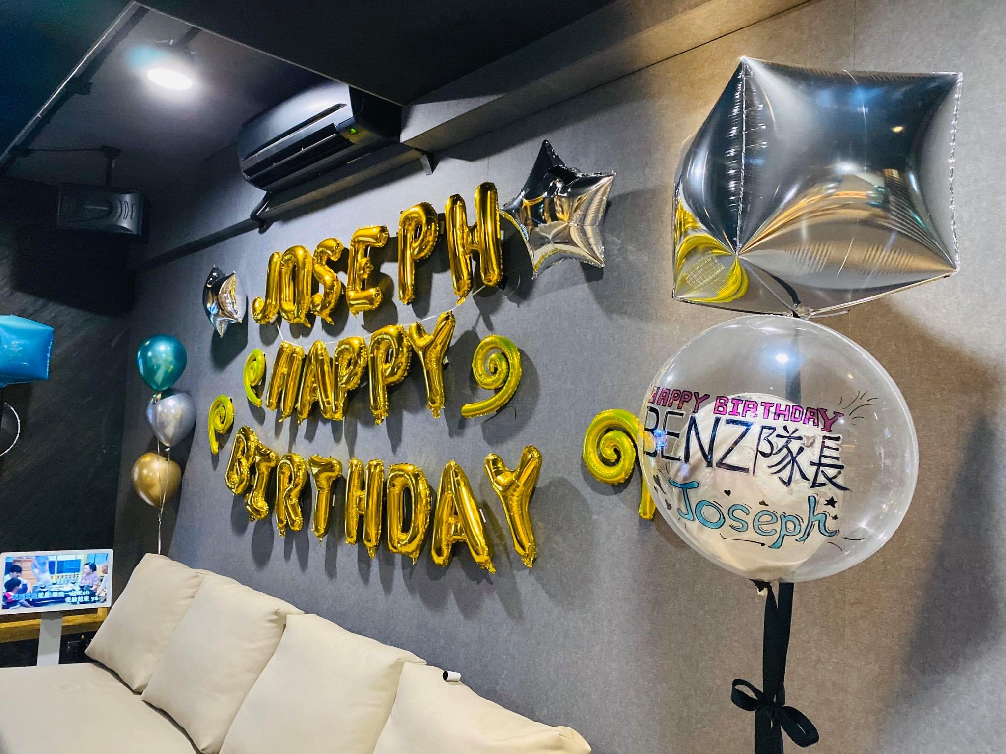 銀色方形鋁箔球與手寫生日祝福的透明泡泡球空飄