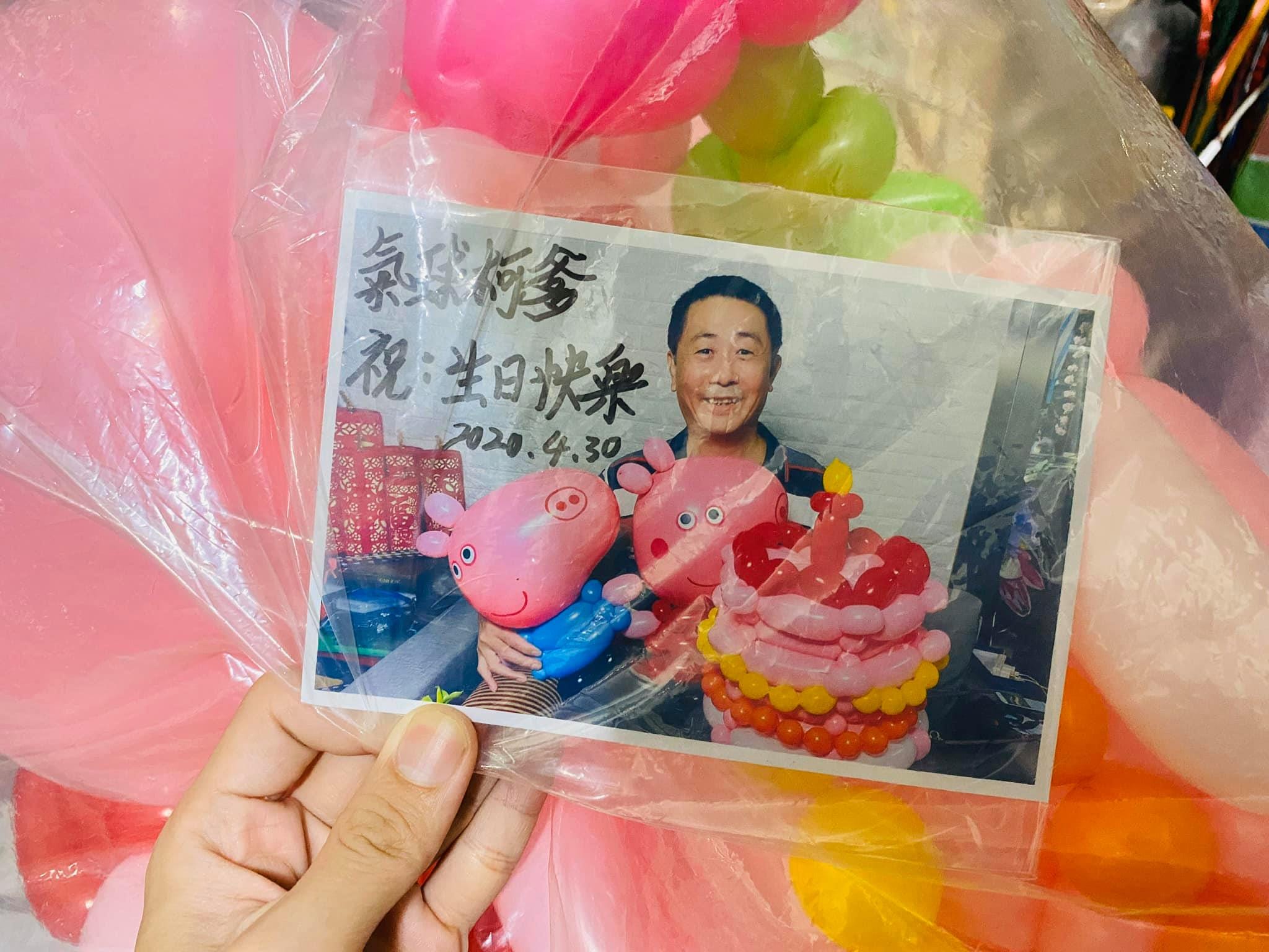 柯爹親筆簽名的生日祝福照片，照片裡有佩佩豬與氣球蛋糕