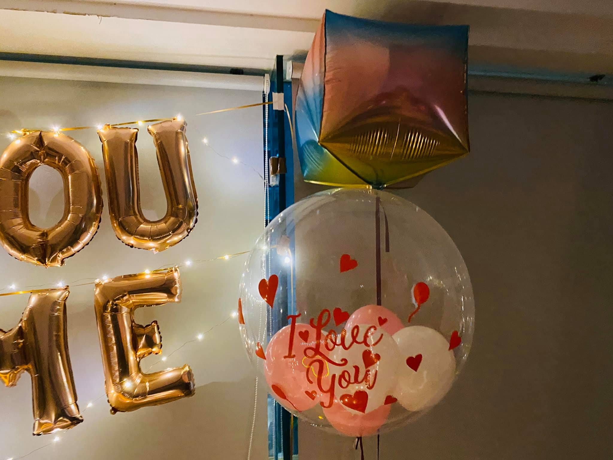 印有 I Love You 的透明波波球，上方是漸層方塊鋁箔氣球