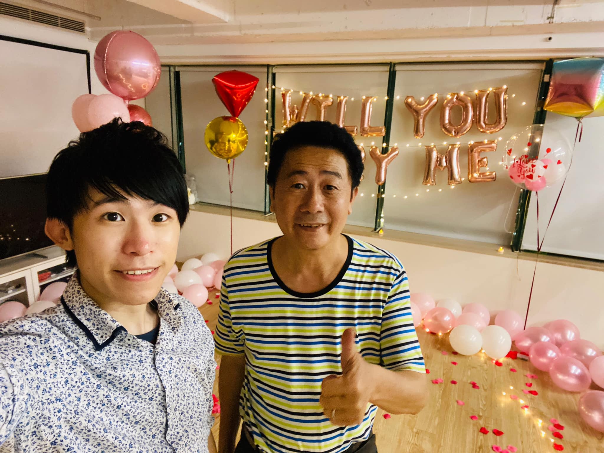我和柯爹在求婚佈置前自拍，柯爹比讚