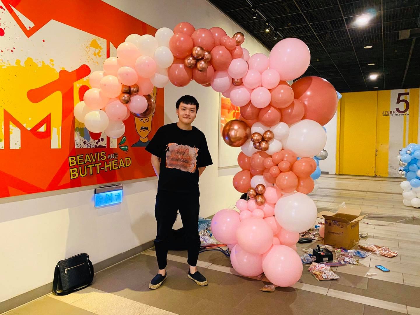 STUDIO 5 走廊上組裝中的粉色系有機拱門與穿黑衣的夥伴