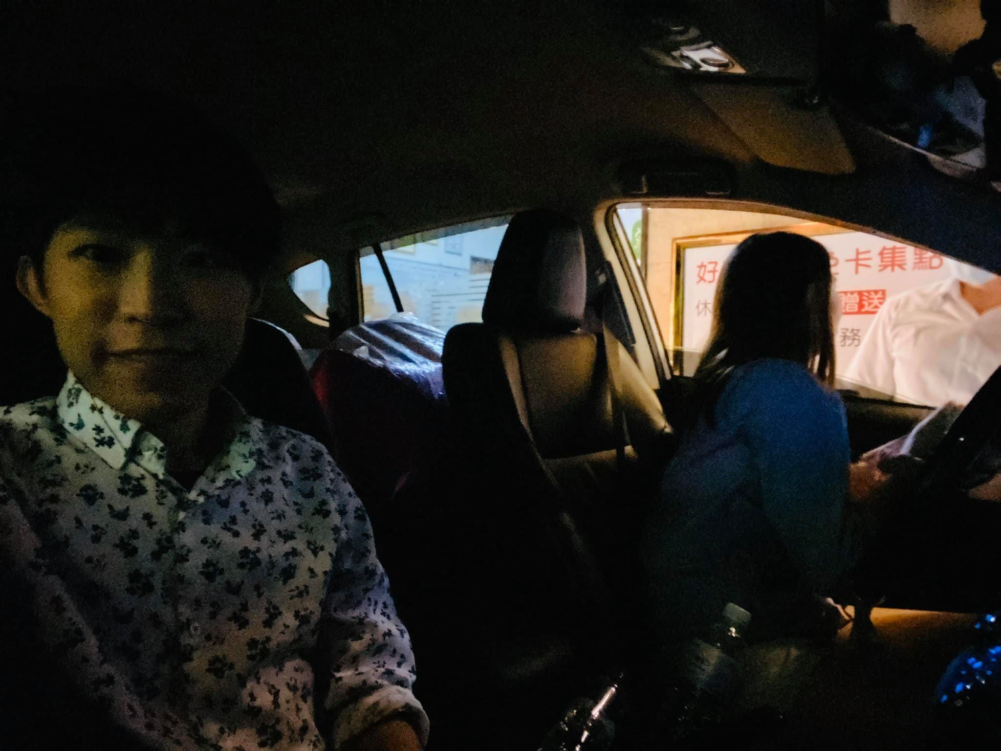 副駕駛座自拍，駕駛座的夥伴正在和管理員說話