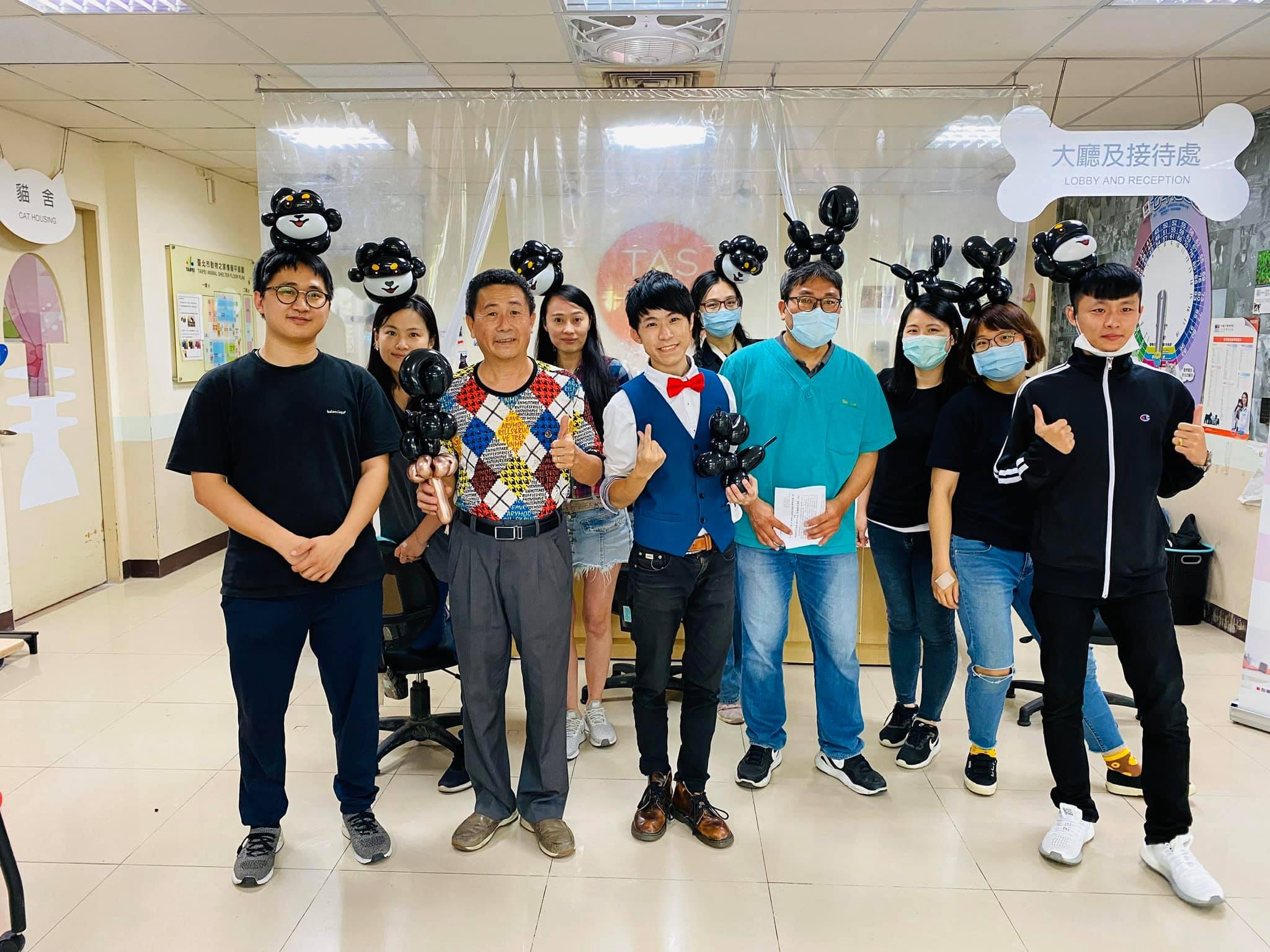 台北內湖動物之家工作人員戴黑狗造型氣球帽大合照