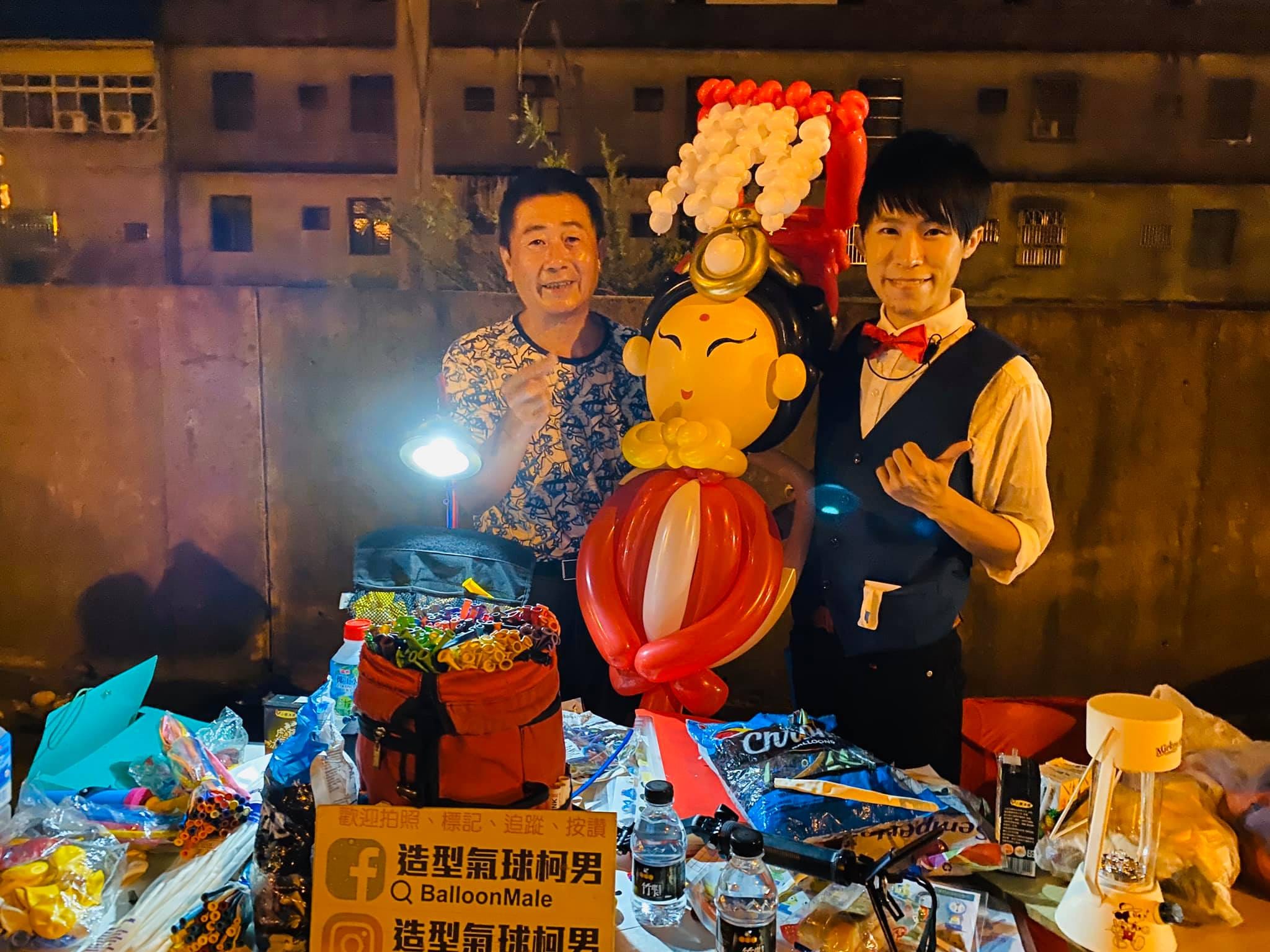 白沙屯媽祖繞境路邊，柯爹和我與現場折的氣球媽祖合影