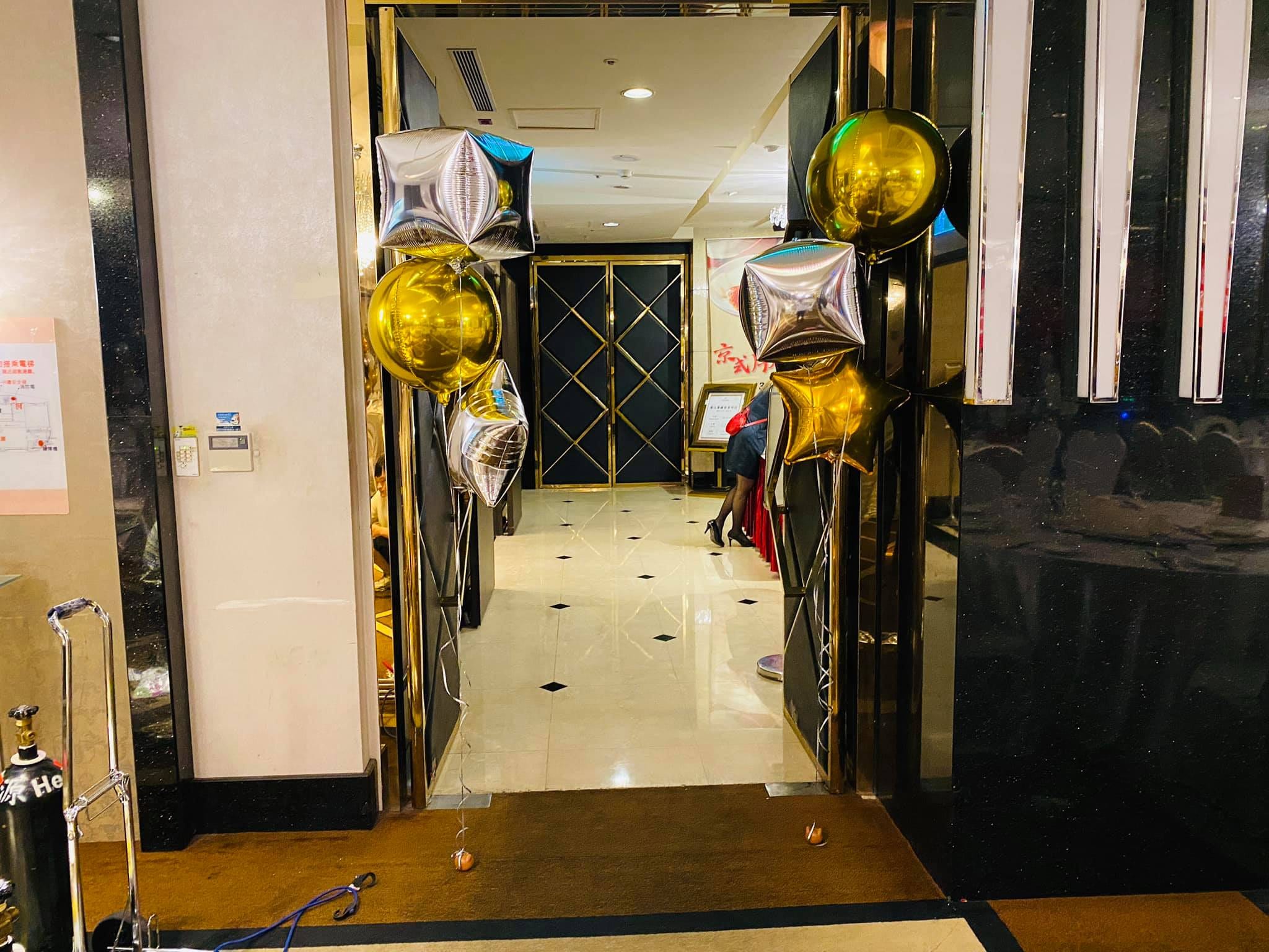 宴會廳入口兩側的金色圓球與銀色方形鋁箔氣球束