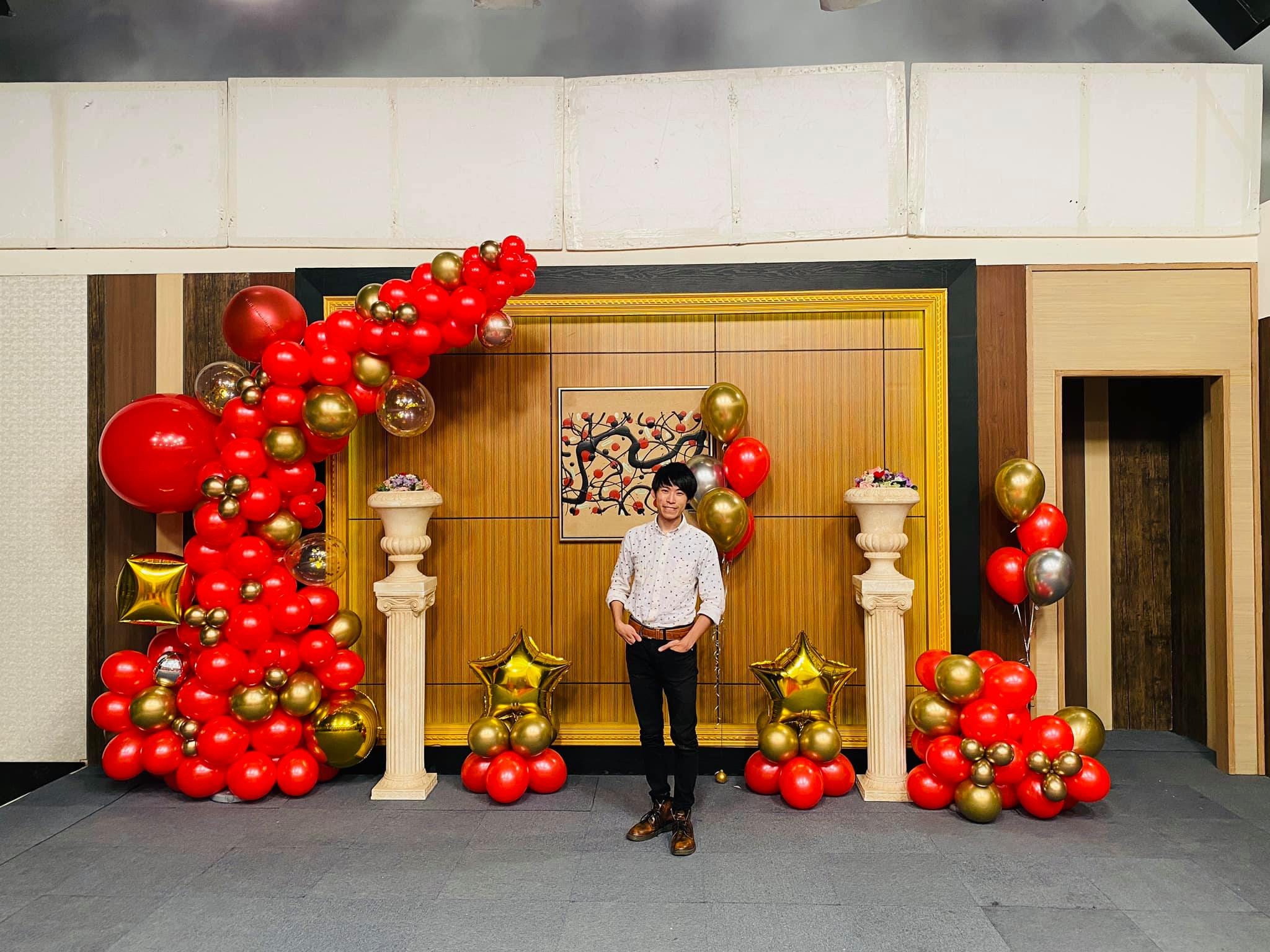 三立攝影棚婚禮場景全景,羅馬柱、金色星星與紅金氣球束