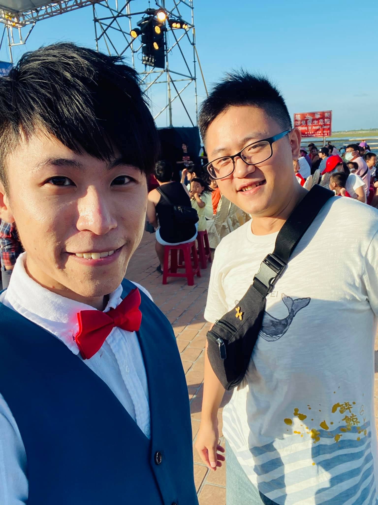 我和來探班的氣球達人在舞台燈架前自拍