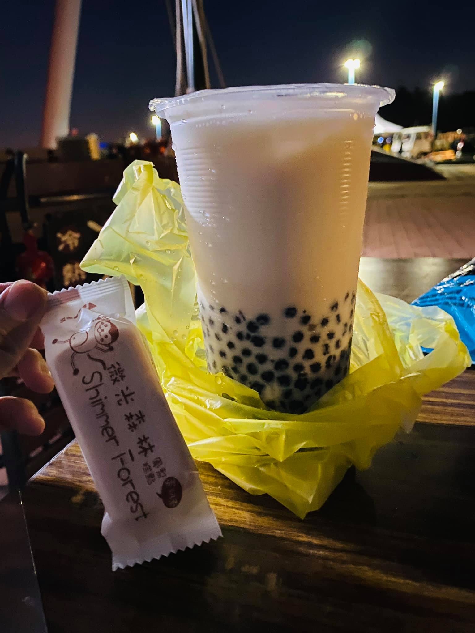 活動夜晚桌上的珍珠奶茶與民眾送的小點心