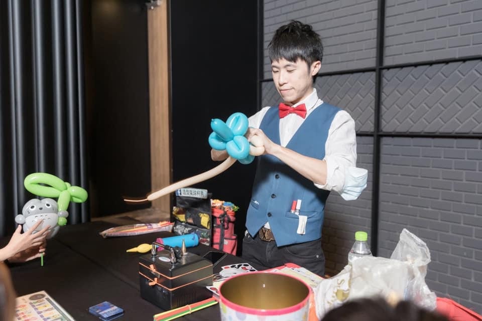 婚禮攝影師拍下柯男在桌前折藍色花朵氣球