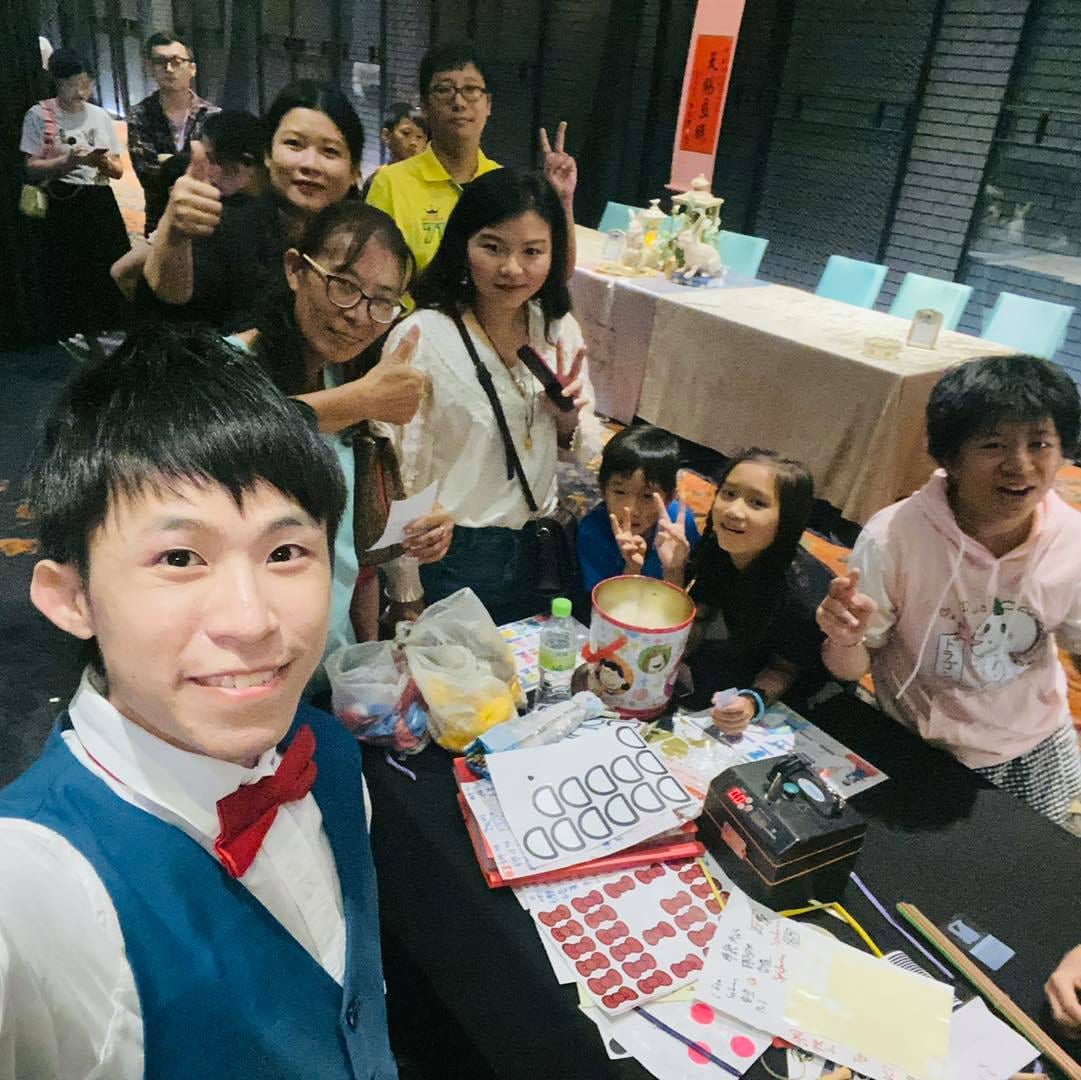 柯男在婚宴折氣球攤位前和賓客自拍合照