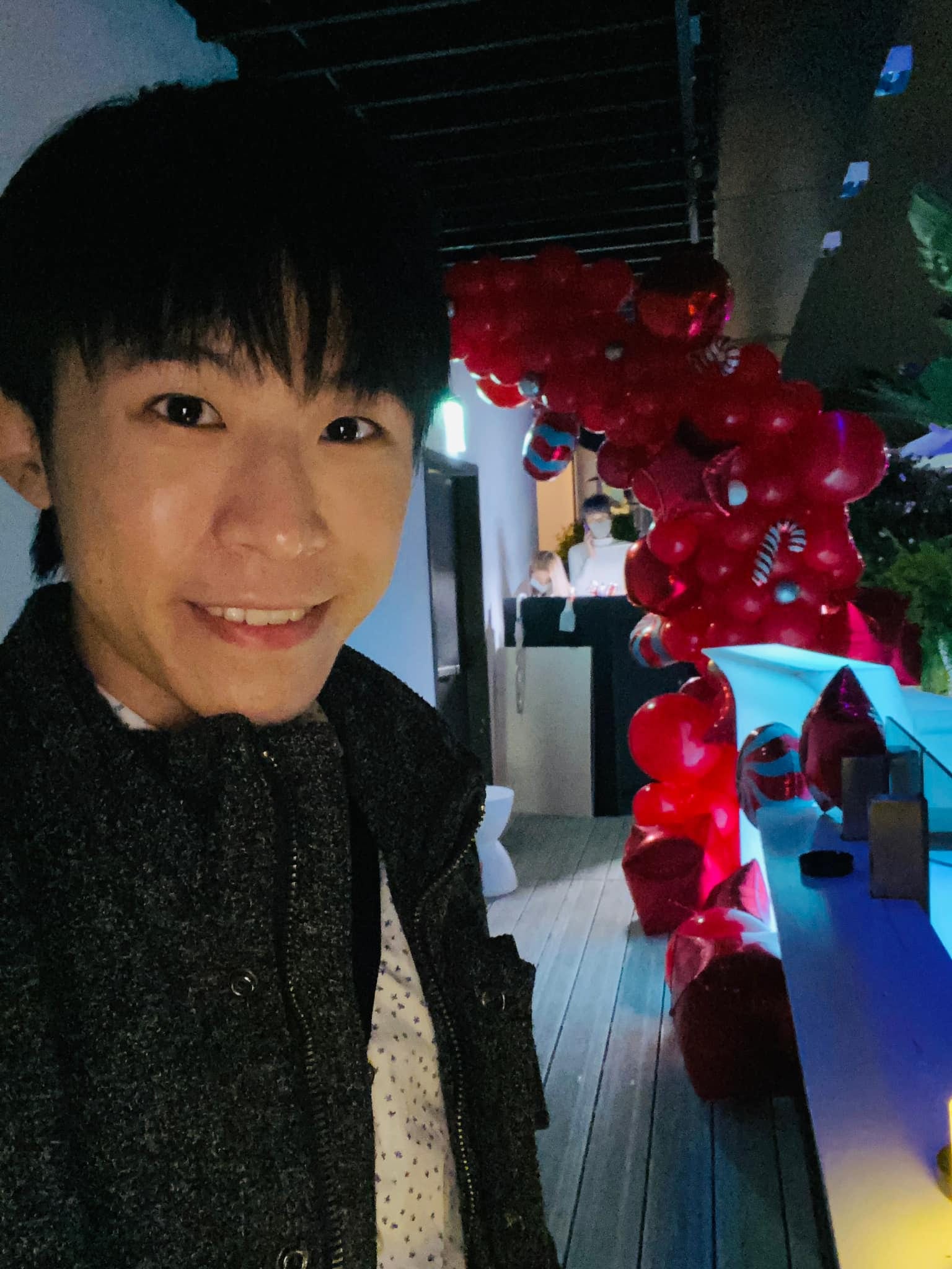 我在完成的紅色聖誕氣球柱前自拍