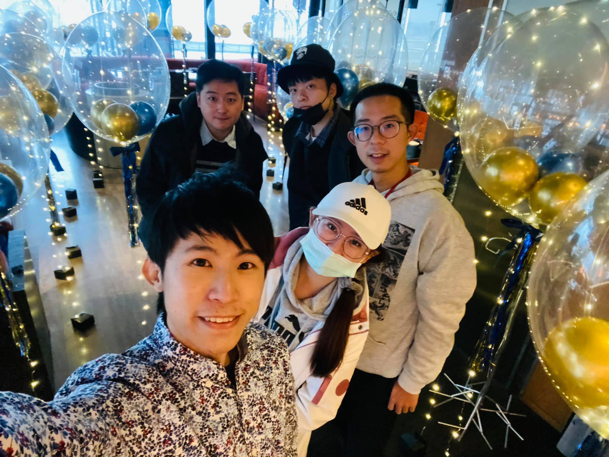 一起做佈置的夥伴們在球中球旁自拍