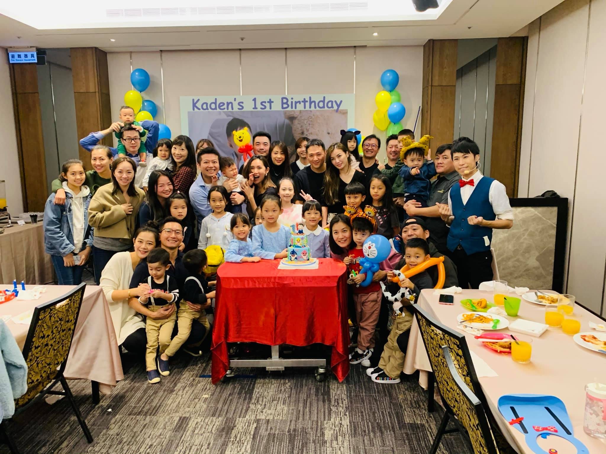 週歲派對宴會廳大合照,孩子們拿著維尼與哆啦A夢造型氣球