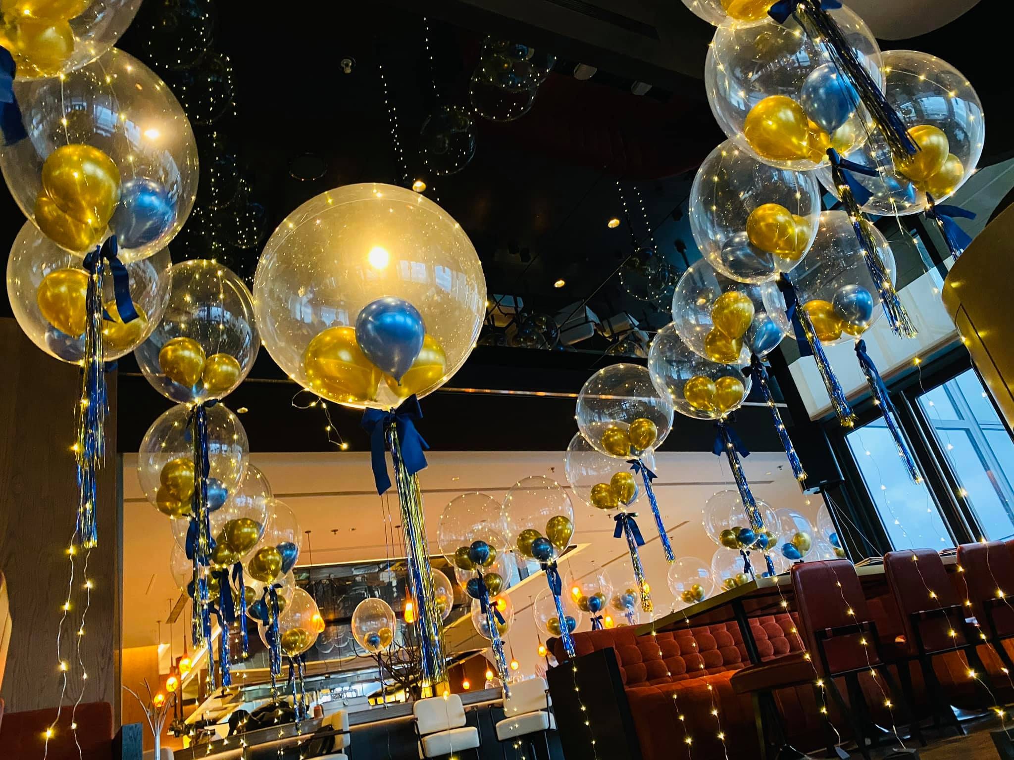 高低錯落的透明 LED 波波球佈滿餐廳上方