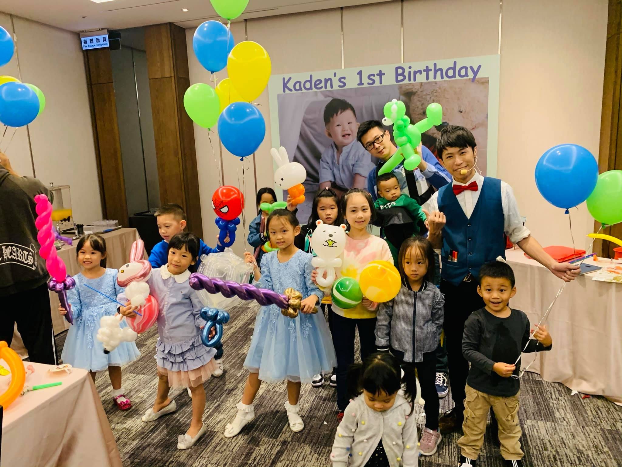 孩子們在 1st Birthday 背板前展示蜘蛛人、米飛兔與寶劍氣球