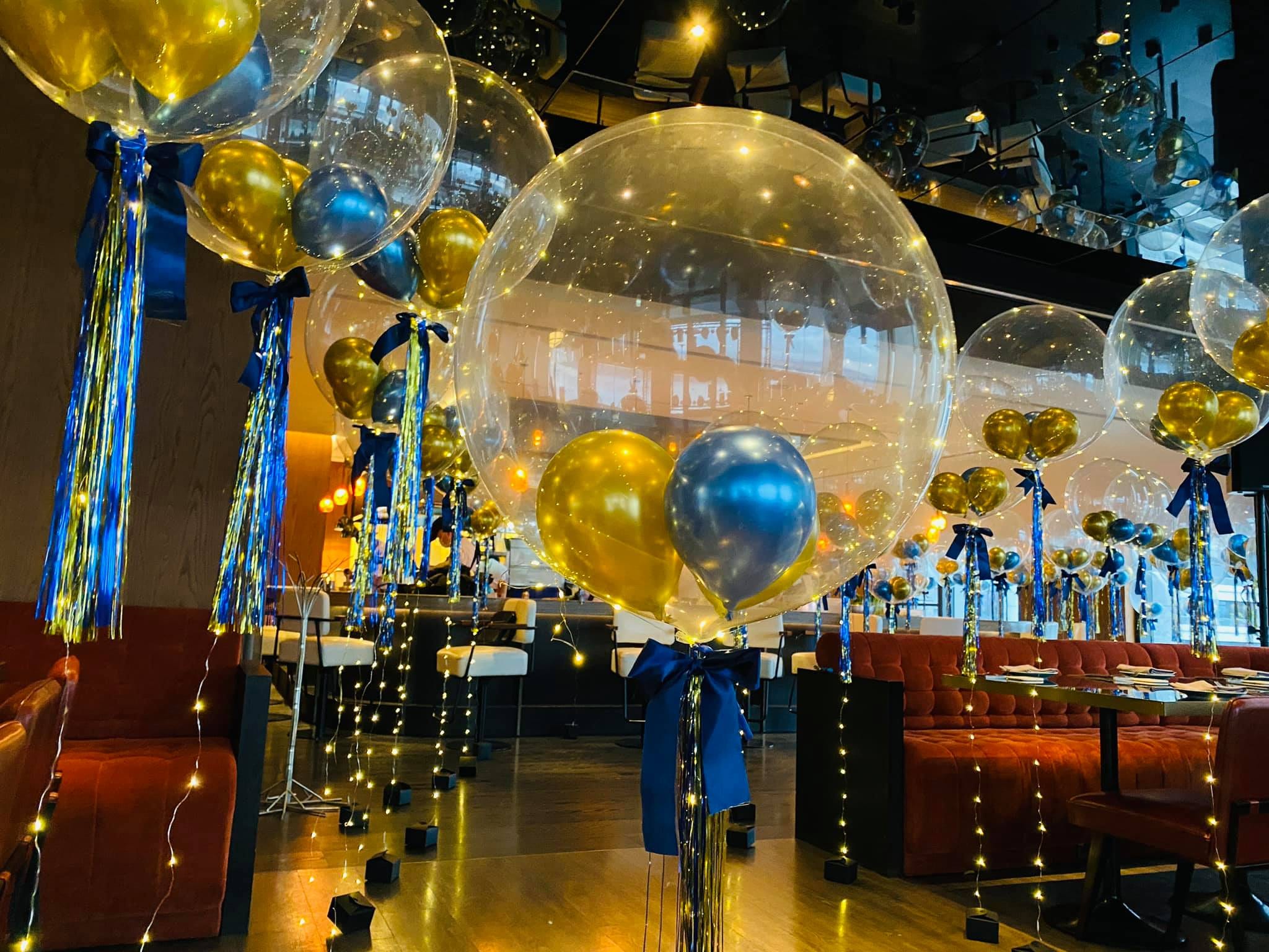 萬豪酒店餐廳裡的 LED 球中球，金藍氣球與流蘇