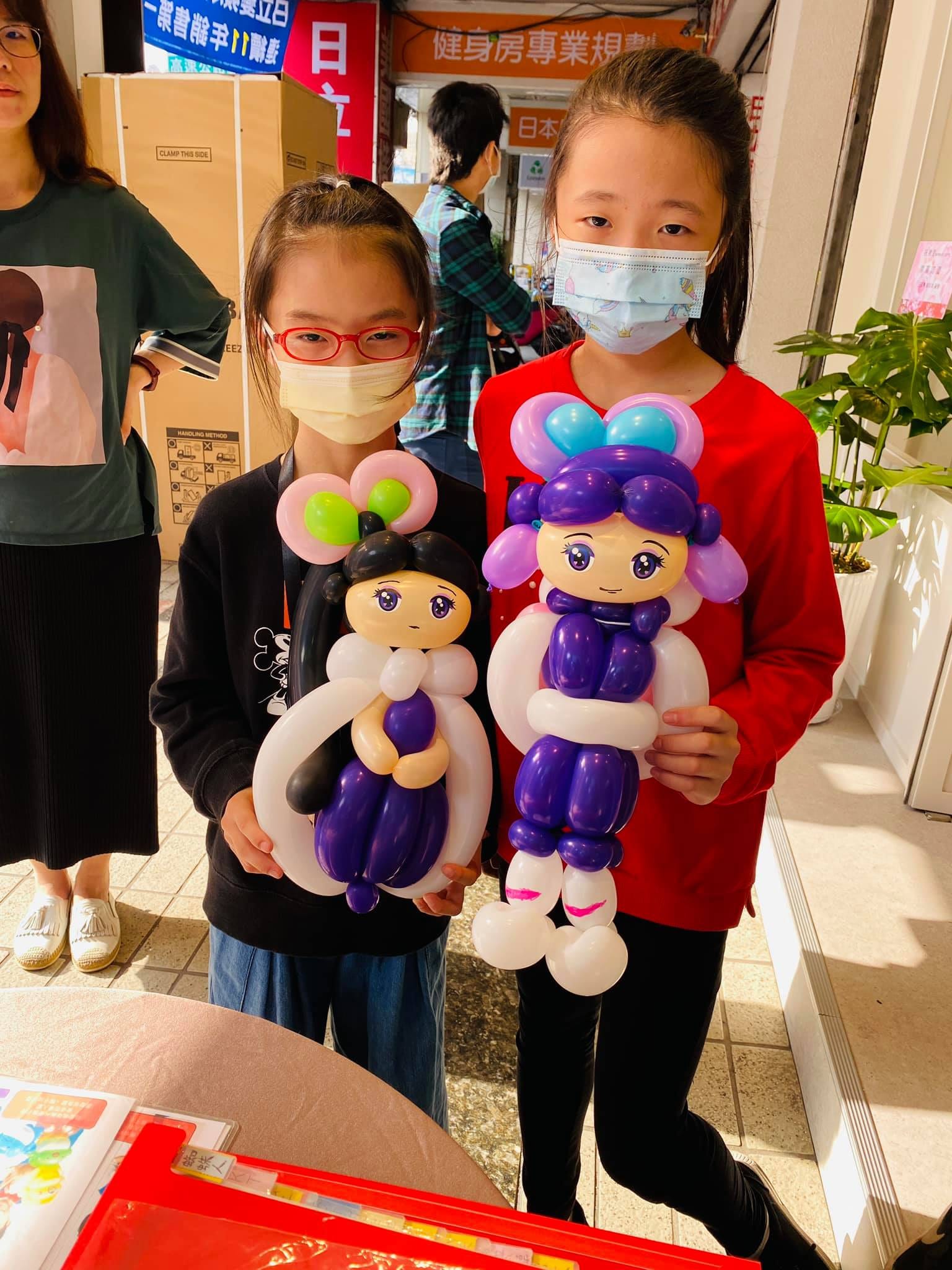 三重門市開幕，兩位女孩拿著鬼滅之刃香奈乎與蝴蝶忍造型氣球