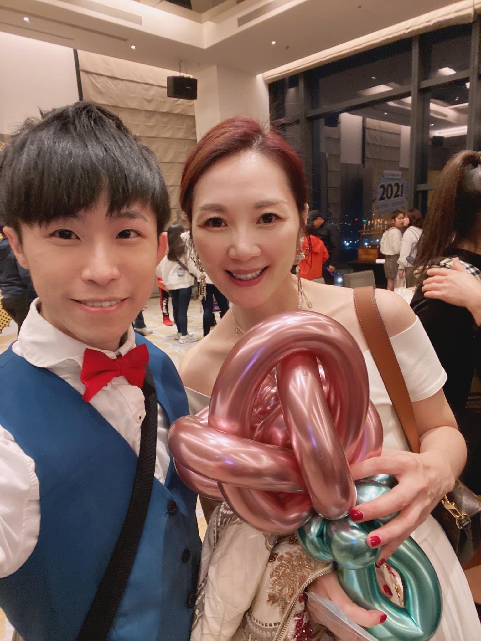 女士賓客手上戴著玫瑰金與綠色的氣球手環合照