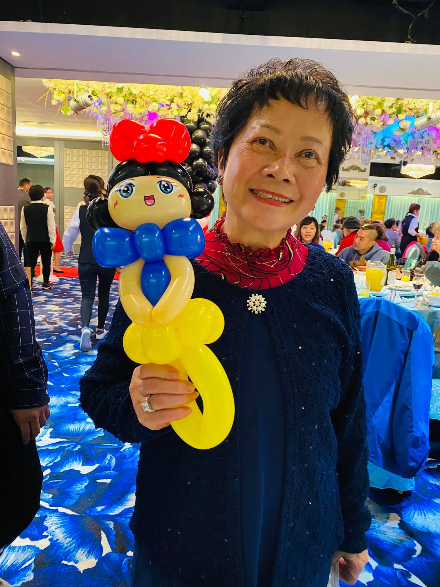 婚宴賓客女士拿著白雪公主造型氣球微笑