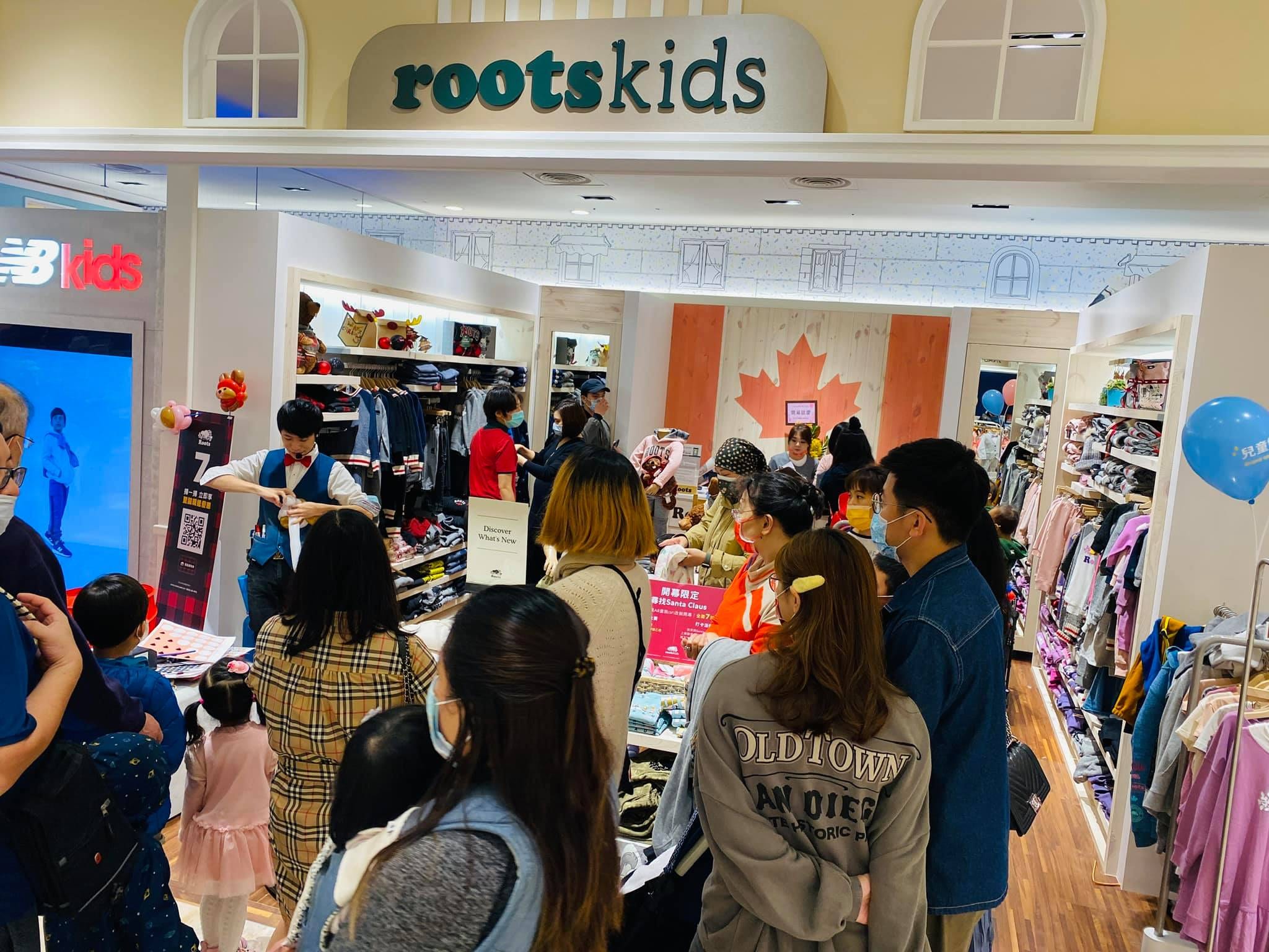 rootskids 門市前圍滿排隊等氣球的親子