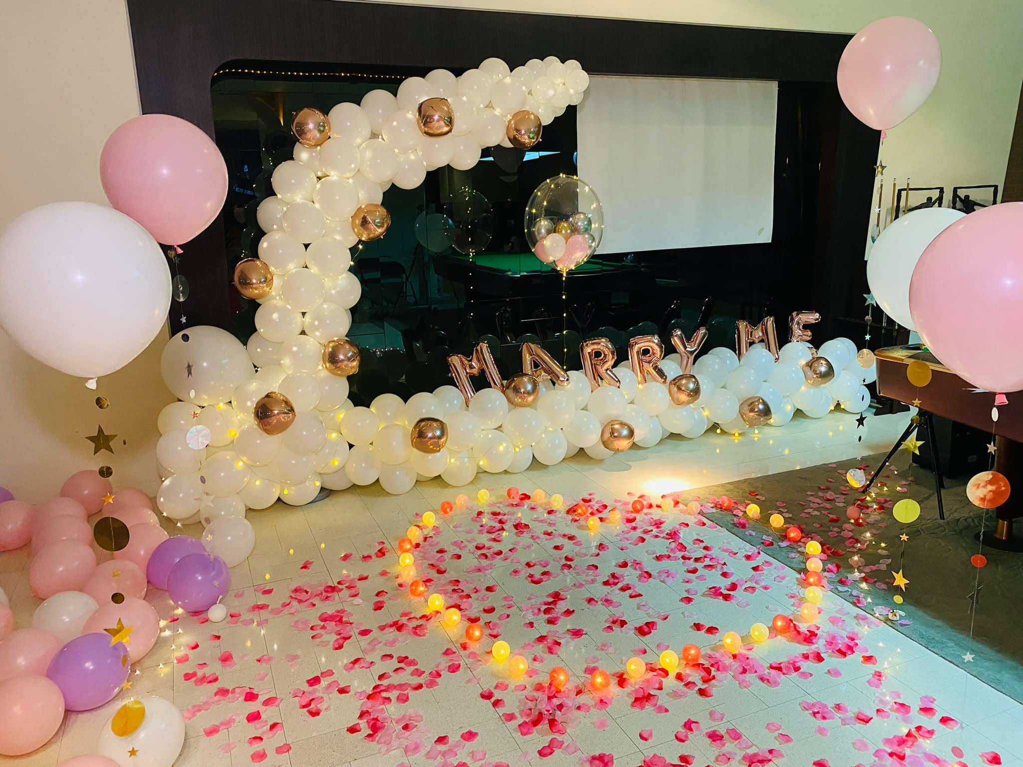 台中求婚佈置，白色彎月氣球拱與玫瑰金MARRY ME字母