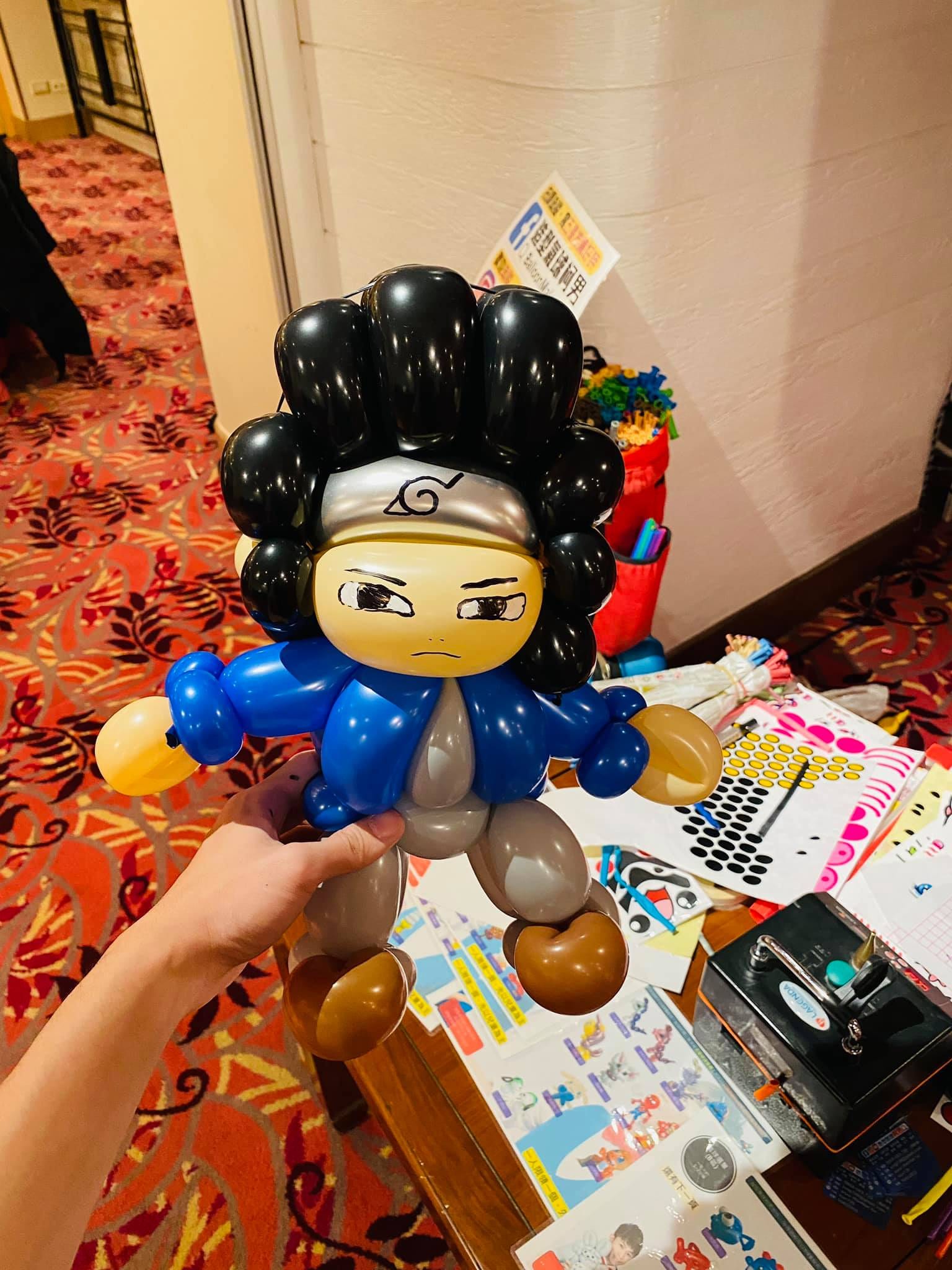 黑色刺刺頭、戴護額的佐助造型氣球，藍色上衣